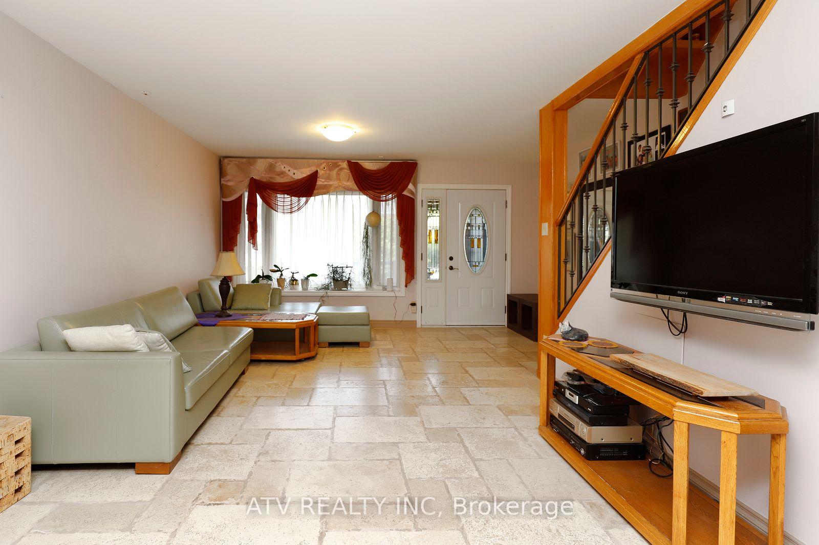 Photo 8 of 235 Saint Marks Road, Toronto, Lambton Baby Point — HOMEH