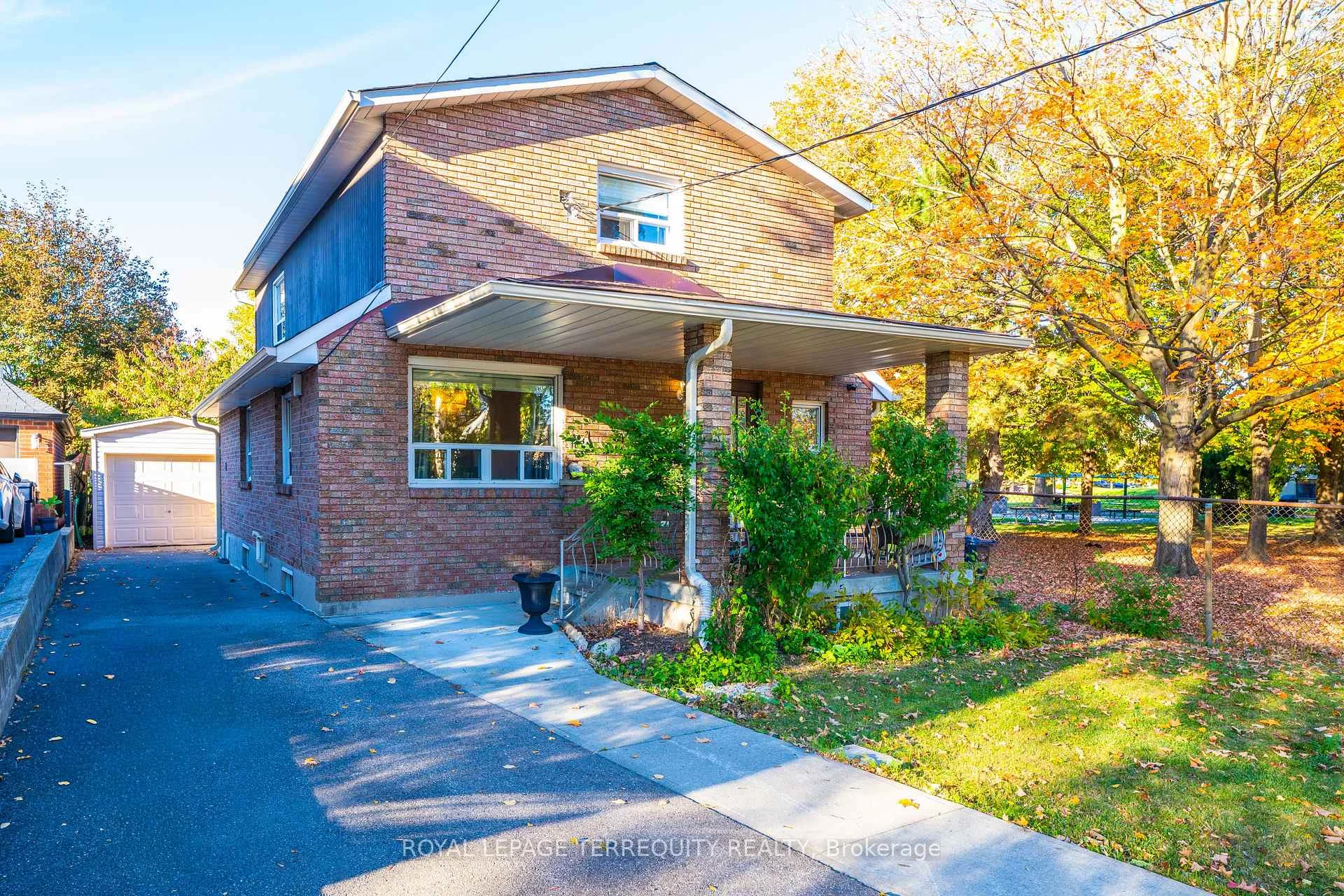 Front of 1052 Glengrove Avenue
