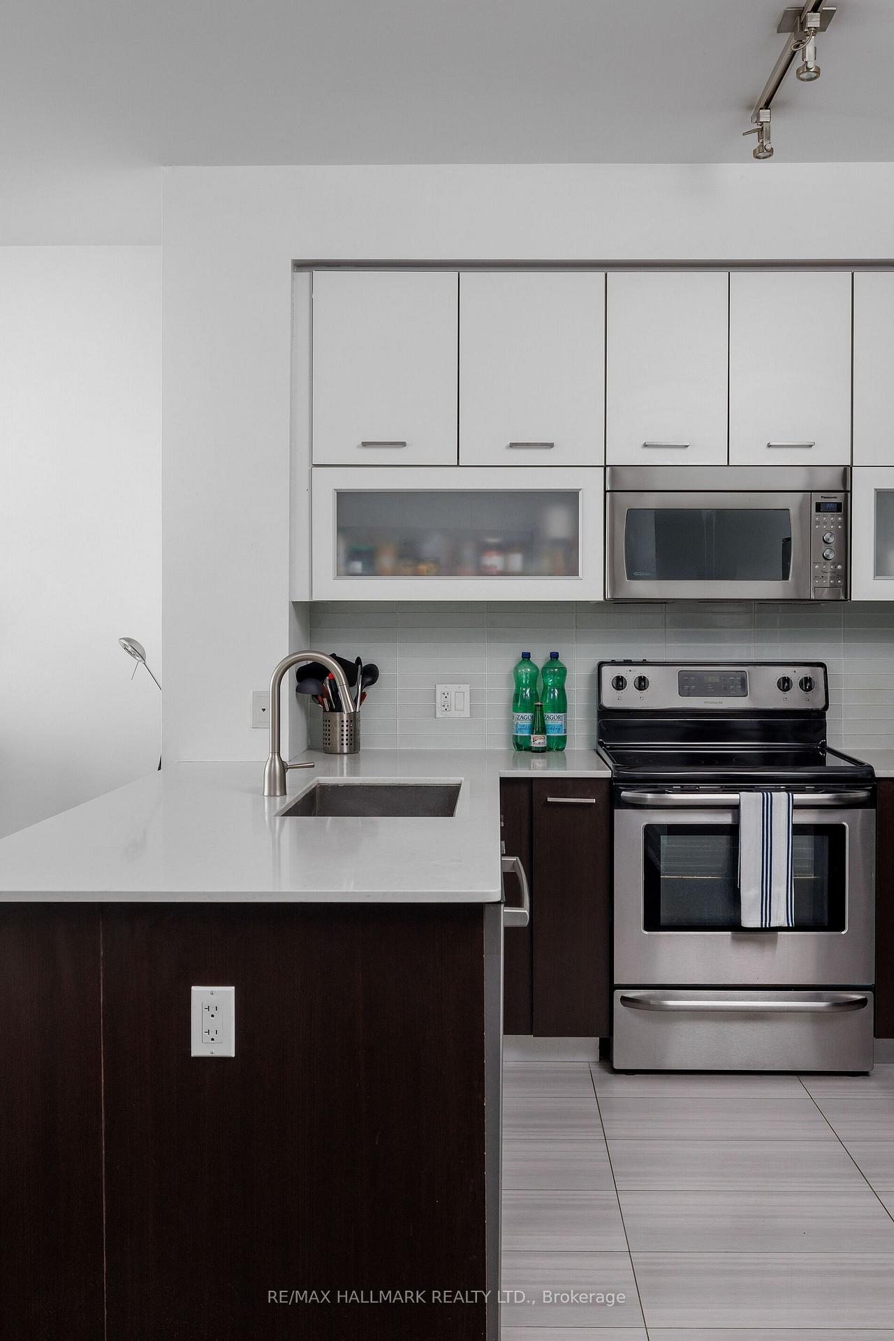Photo 4 of Unit 1401, 530 St Clair Avenue W, Toronto, Humewood-Cedarvale — HOMEH