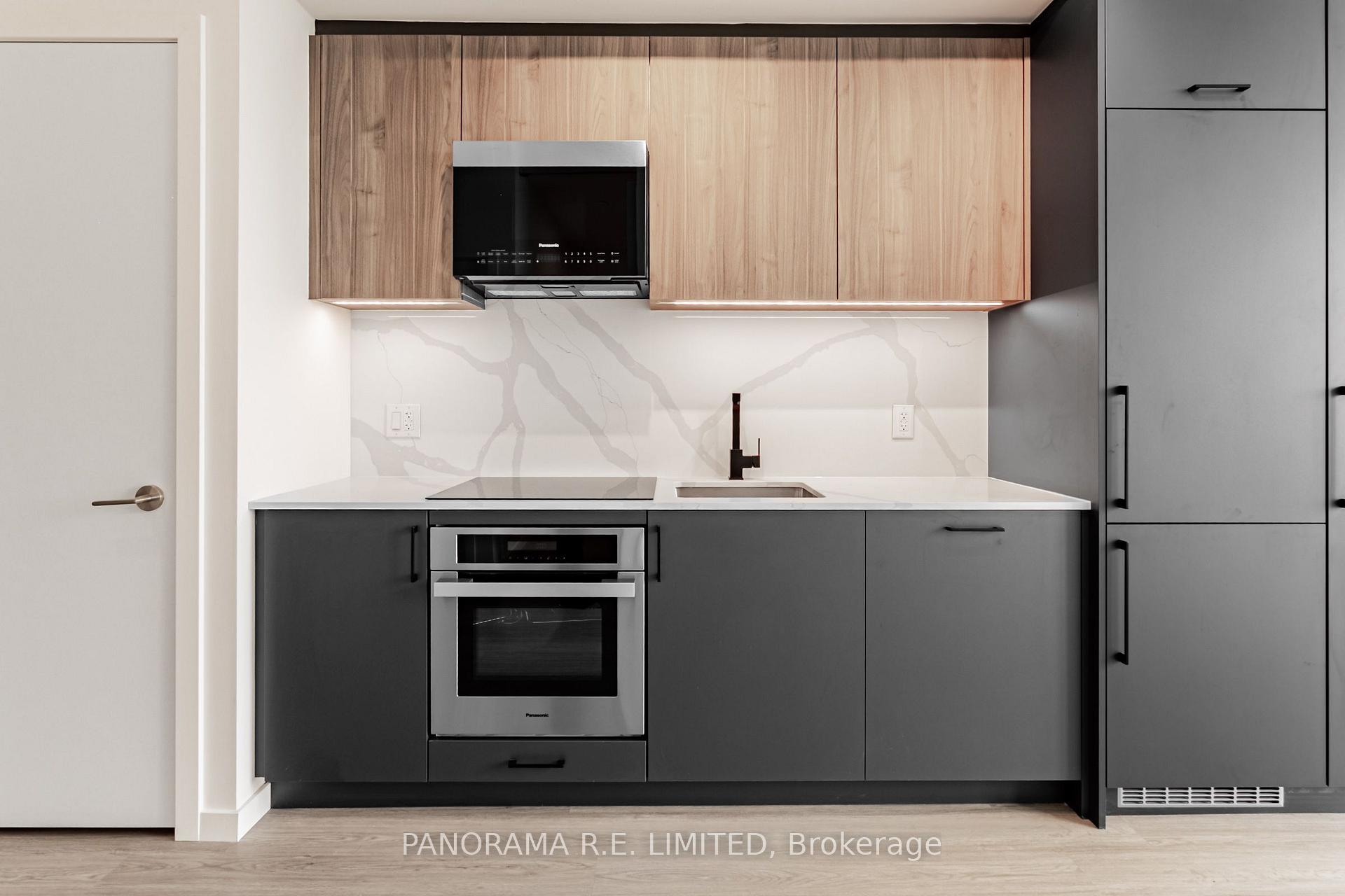 Photo 3 of Unit PH817, 689 The Queensway, Etobicoke, Stonegate-Queensway — HOMEH