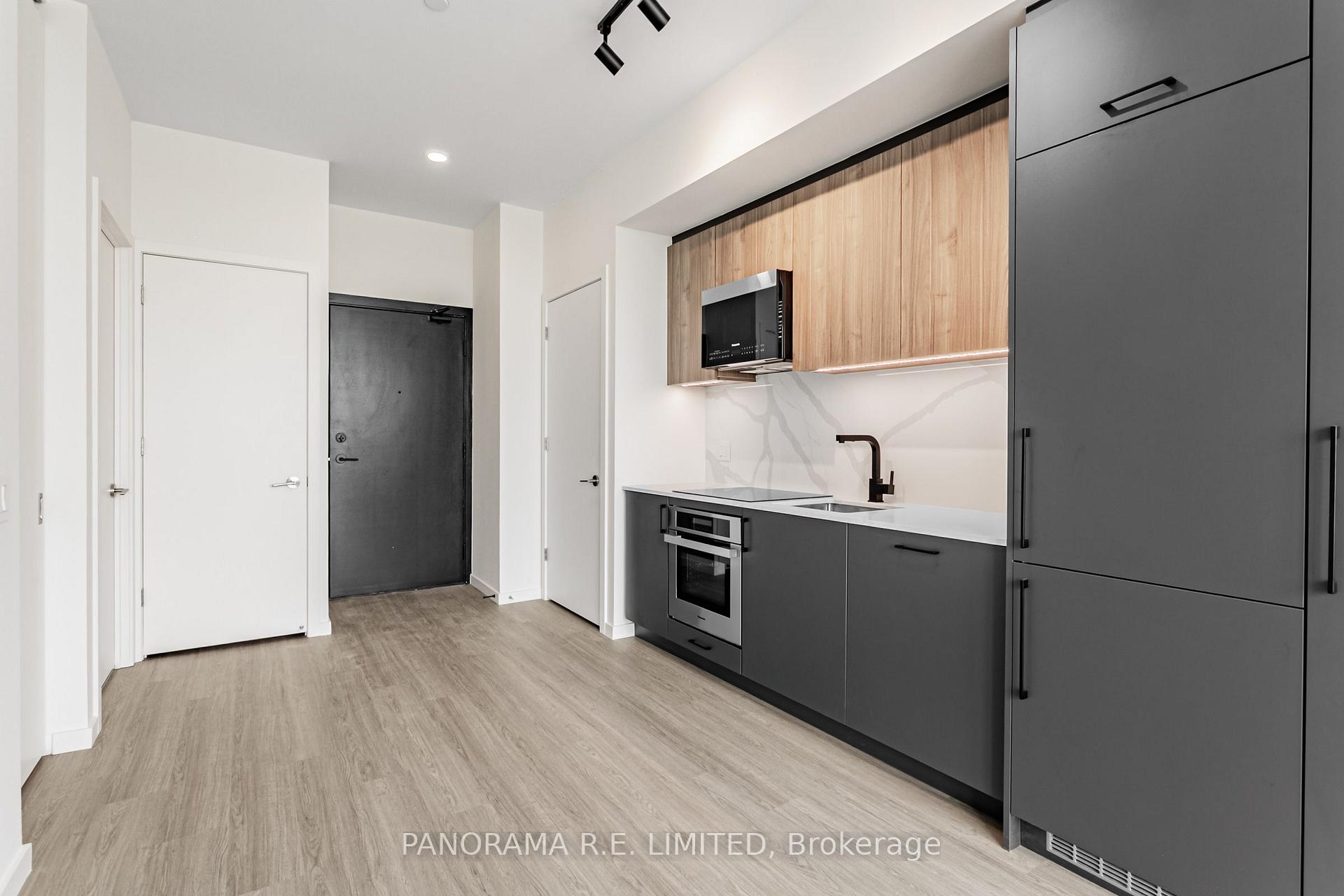 Photo 4 of Unit PH817, 689 The Queensway, Etobicoke, Stonegate-Queensway — HOMEH