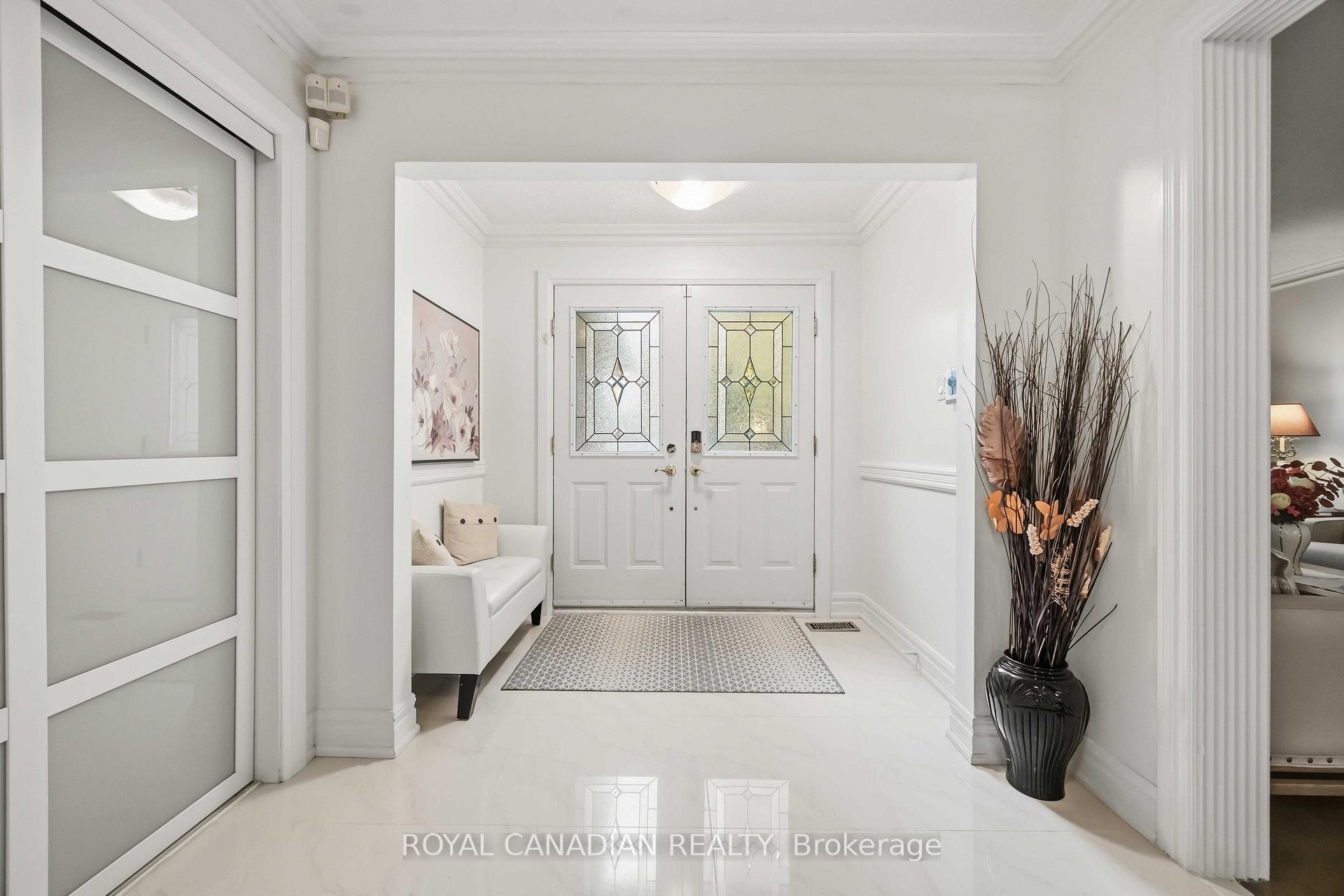 Photo 5 of 135 Tilman Circle, Markham, Markham Village — HOMEH