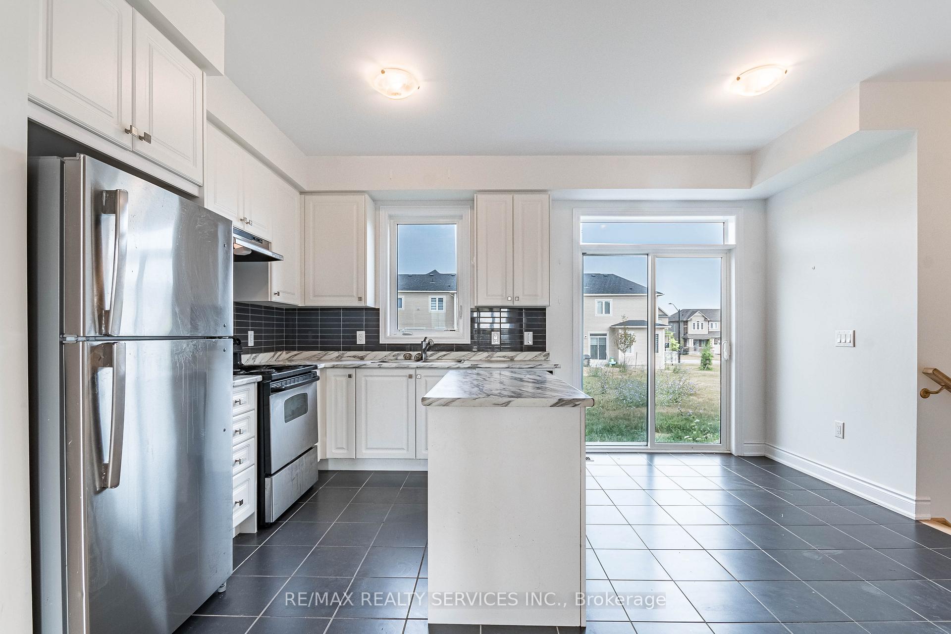Photo 8 of 73 Central Square Boulevard, Wasaga Beach — HOMEH