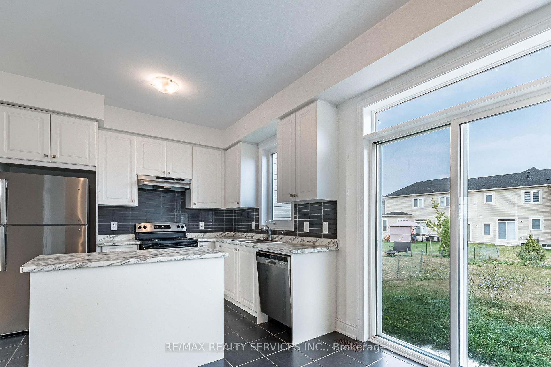 Photo 10 of 73 Central Square Boulevard, Wasaga Beach — HOMEH