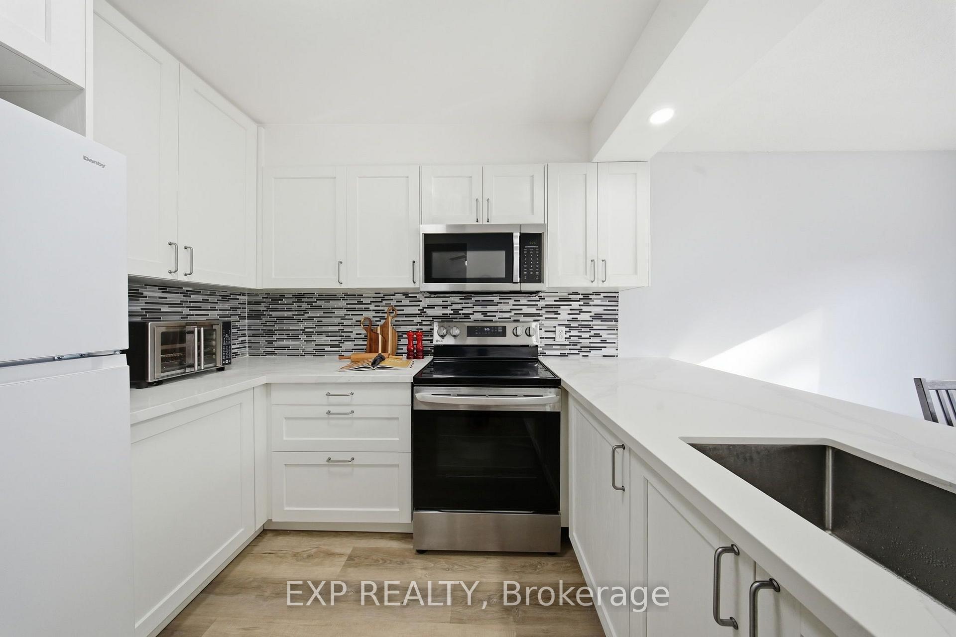Photo 2 of 64 Parklane Circle, Clarington, Bowmanville — HOMEH