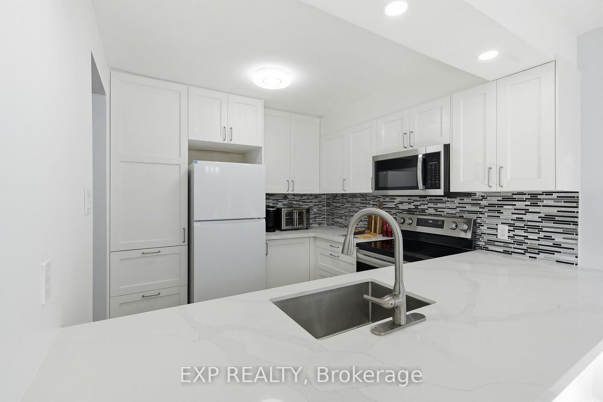 Photo 3 of 64 Parklane Circle, Clarington, Bowmanville — HOMEH