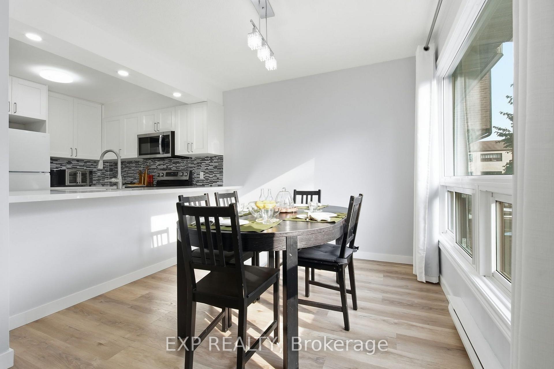 Photo 4 of 64 Parklane Circle, Clarington, Bowmanville — HOMEH