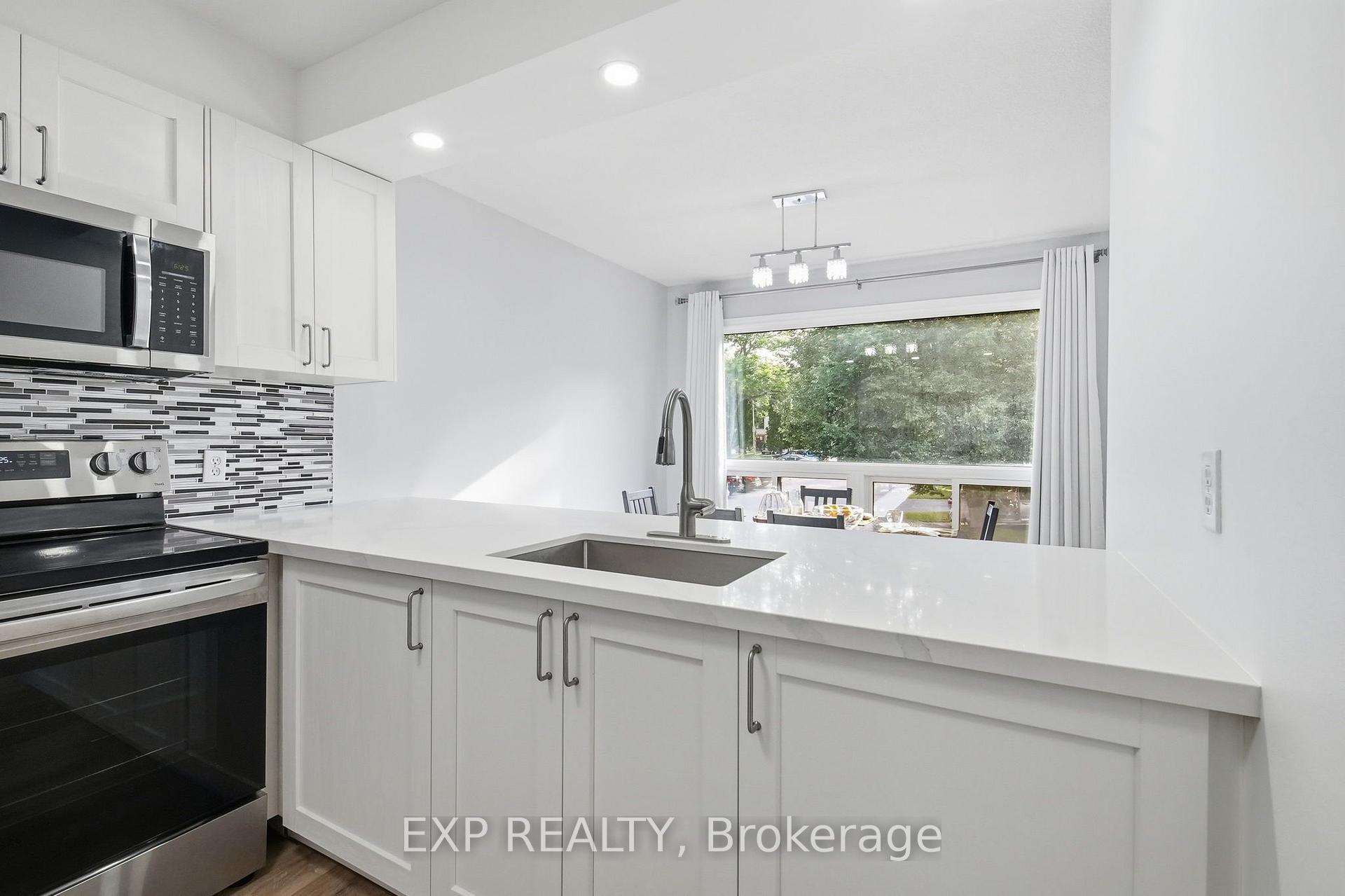 Photo 5 of 64 Parklane Circle, Clarington, Bowmanville — HOMEH