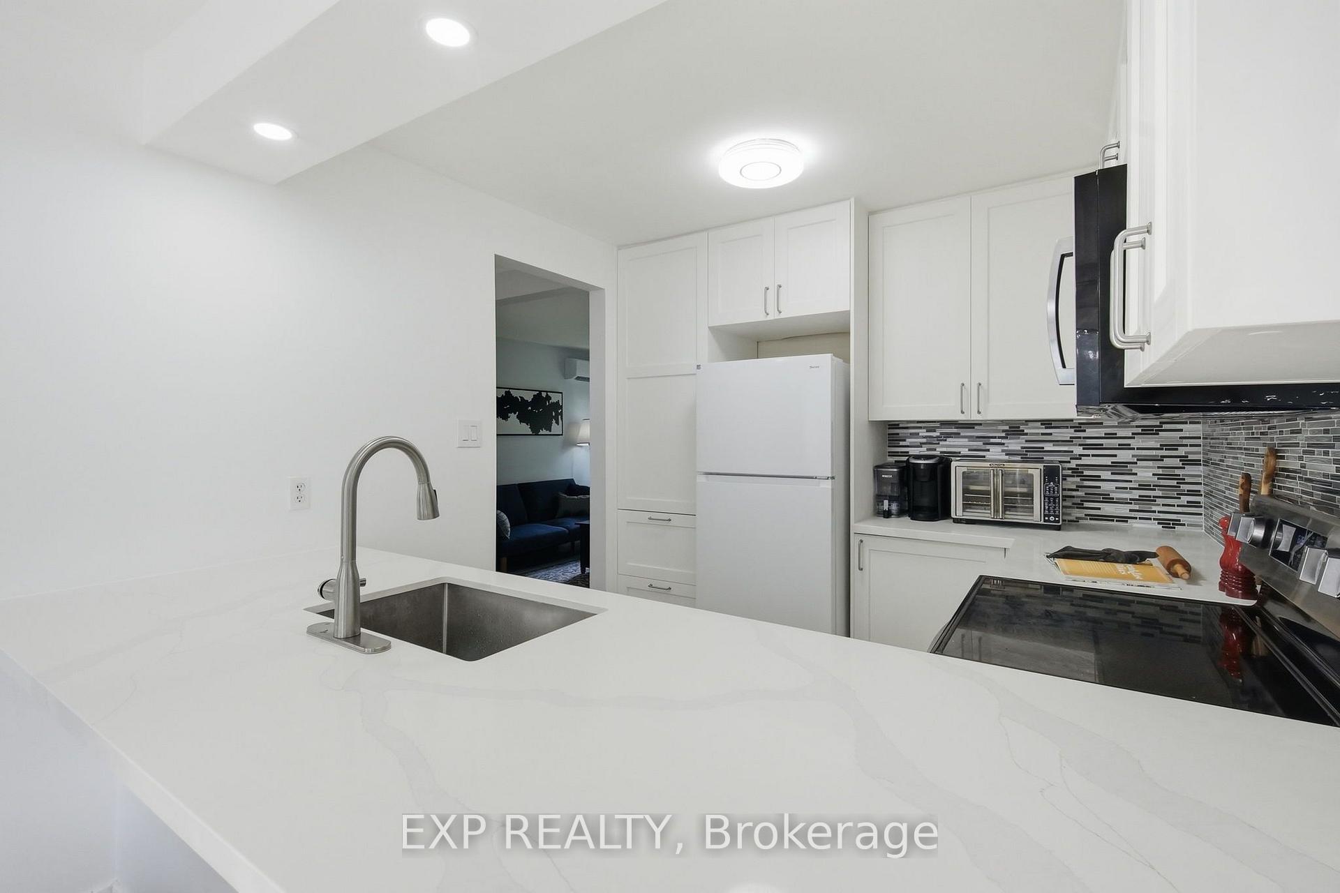 Photo 7 of 64 Parklane Circle, Clarington, Bowmanville — HOMEH