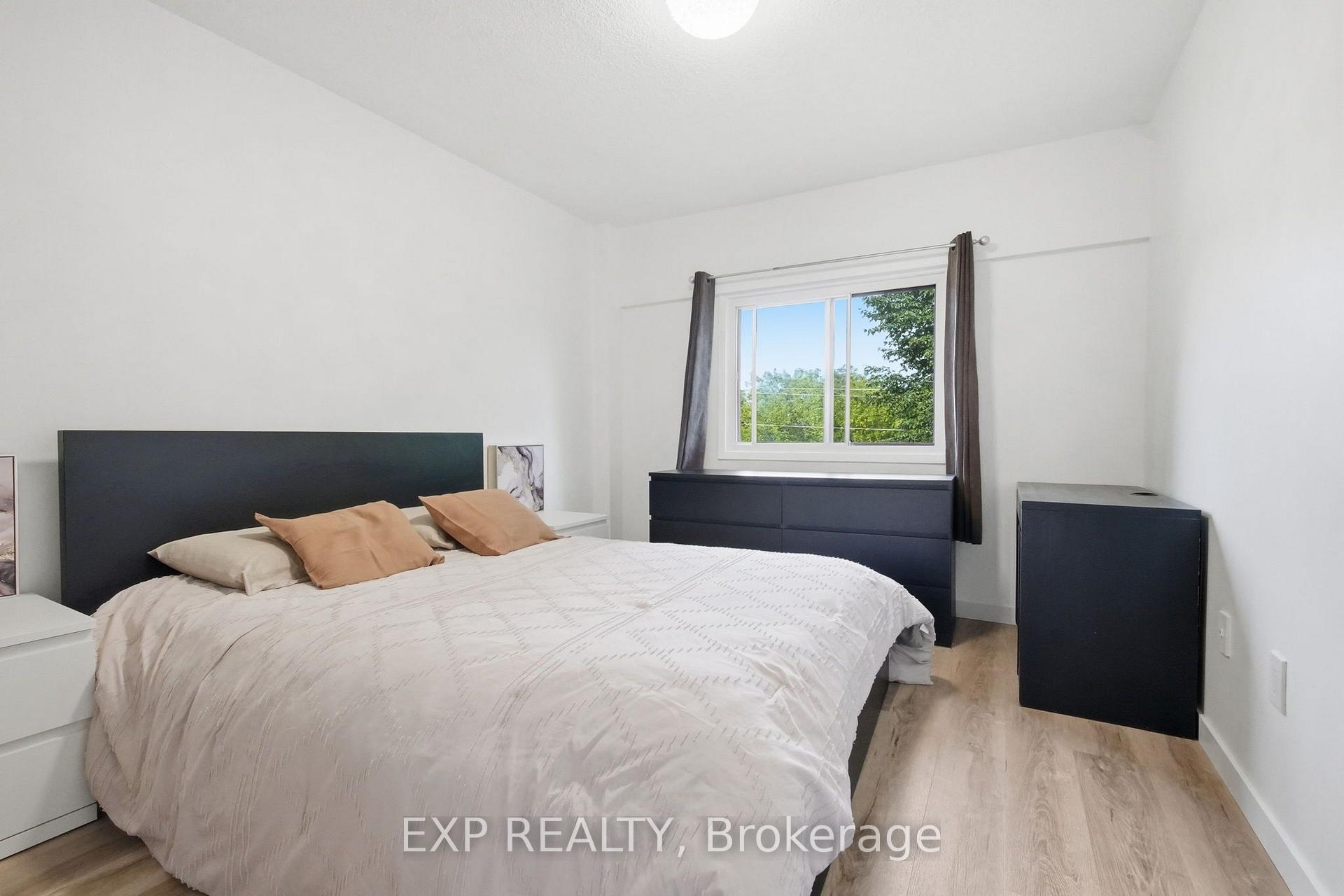 Photo 14 of 64 Parklane Circle, Clarington, Bowmanville — HOMEH