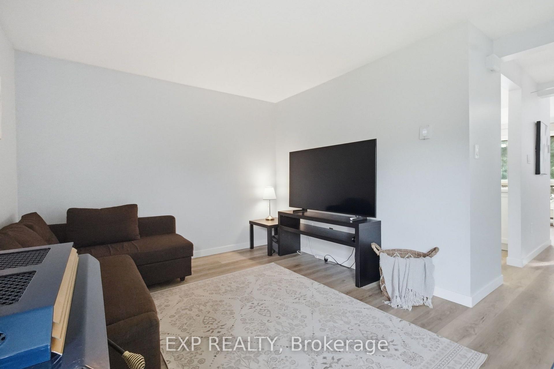 Photo 24 of 64 Parklane Circle, Clarington, Bowmanville — HOMEH