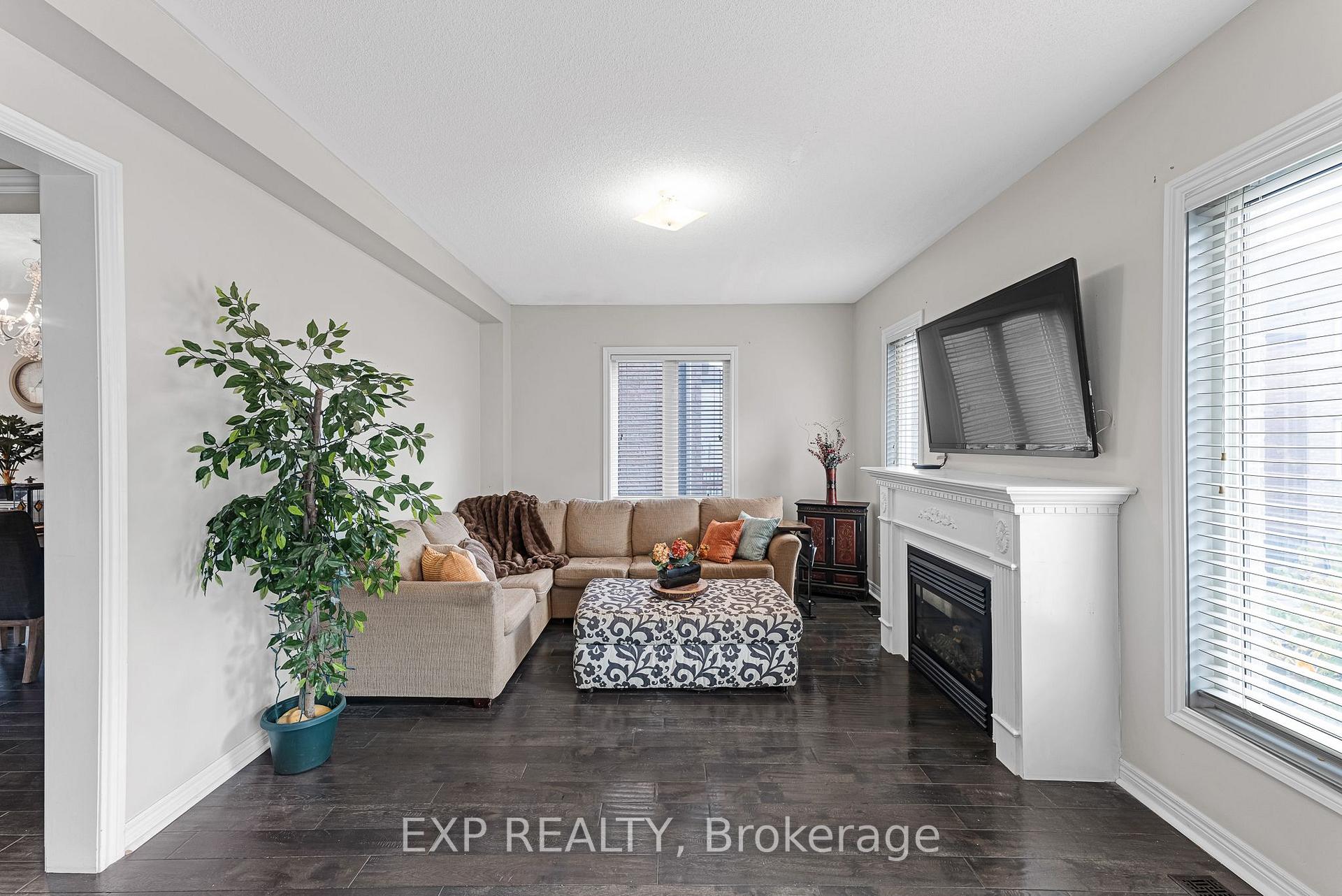 Photo 11 of 211 Ray Snow Boulevard, Newmarket, Woodland Hill — HOMEH