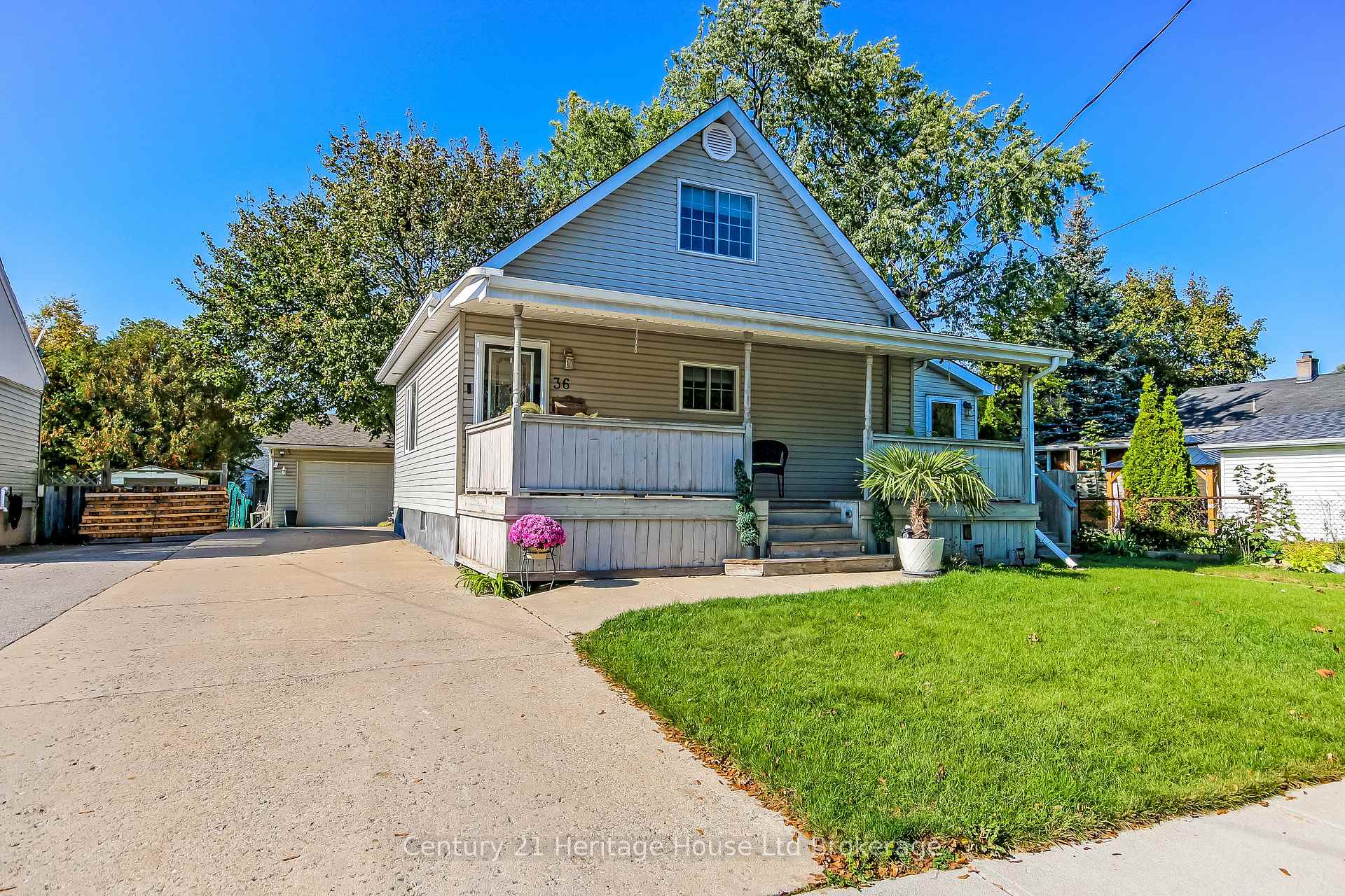 Photo 2 of 36 Alexander Drive, Brantford, Holmedale — HOMEH