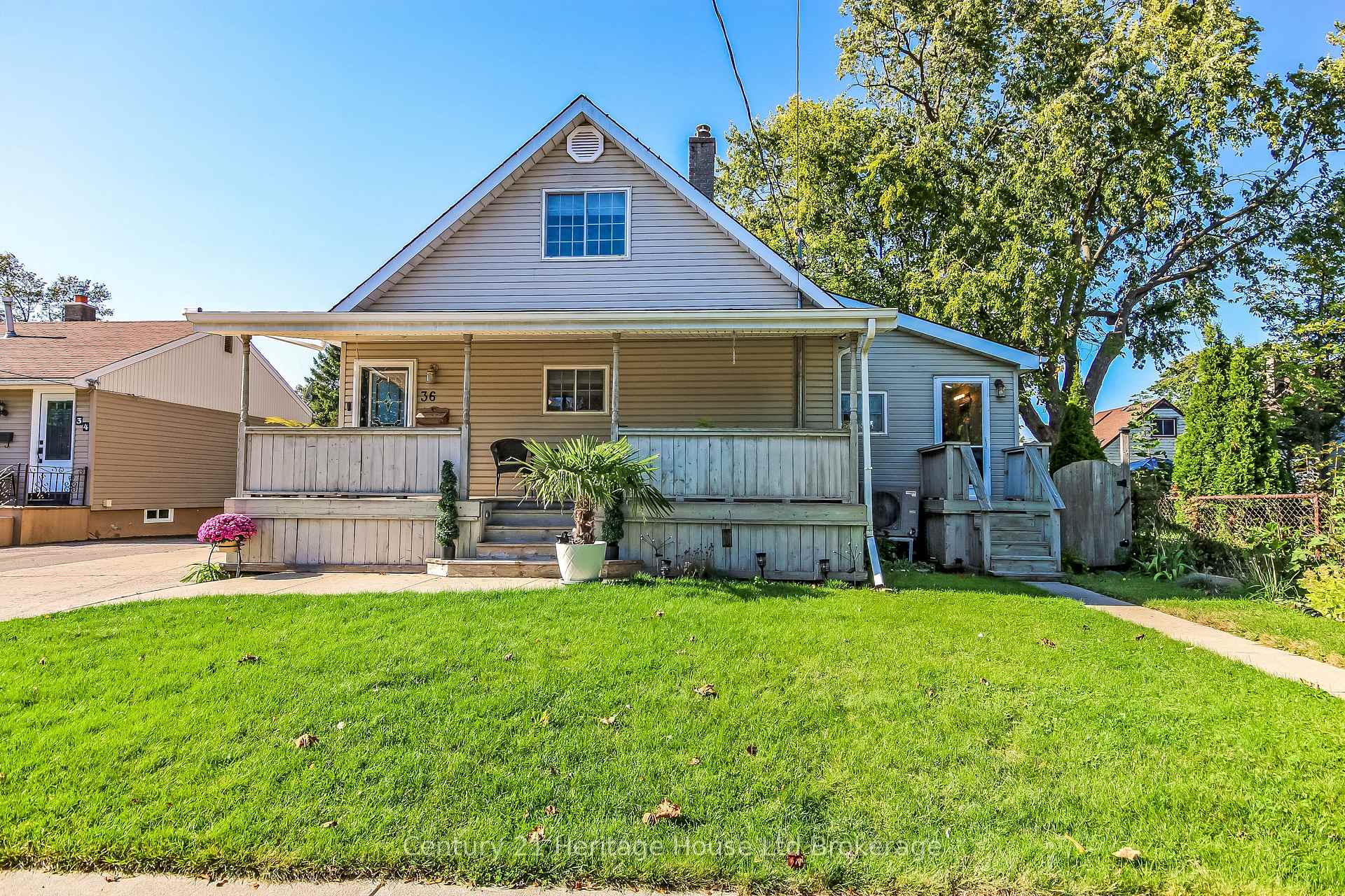 Photo 3 of 36 Alexander Drive, Brantford, Holmedale — HOMEH