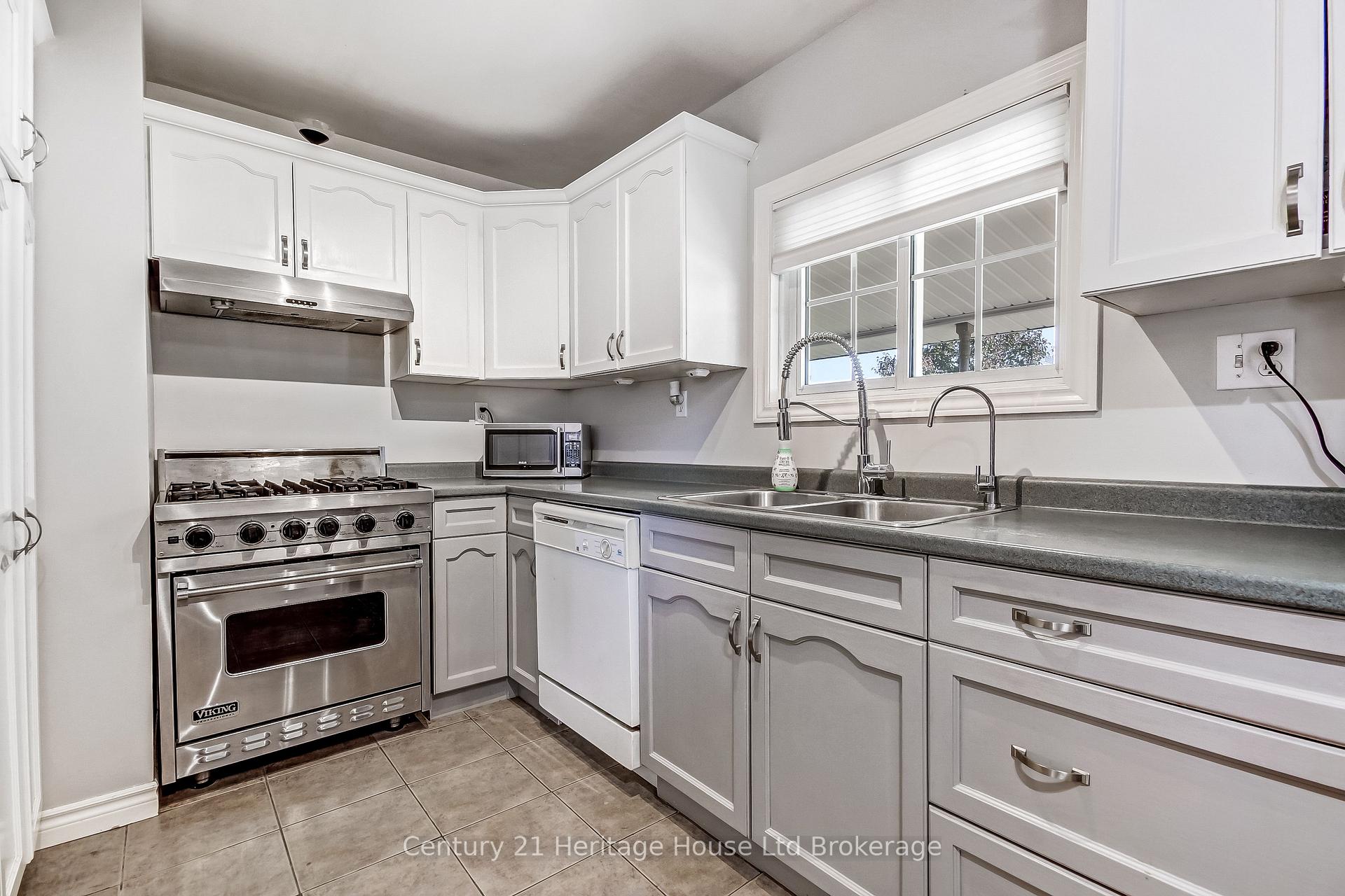 Photo 4 of 36 Alexander Drive, Brantford, Holmedale — HOMEH