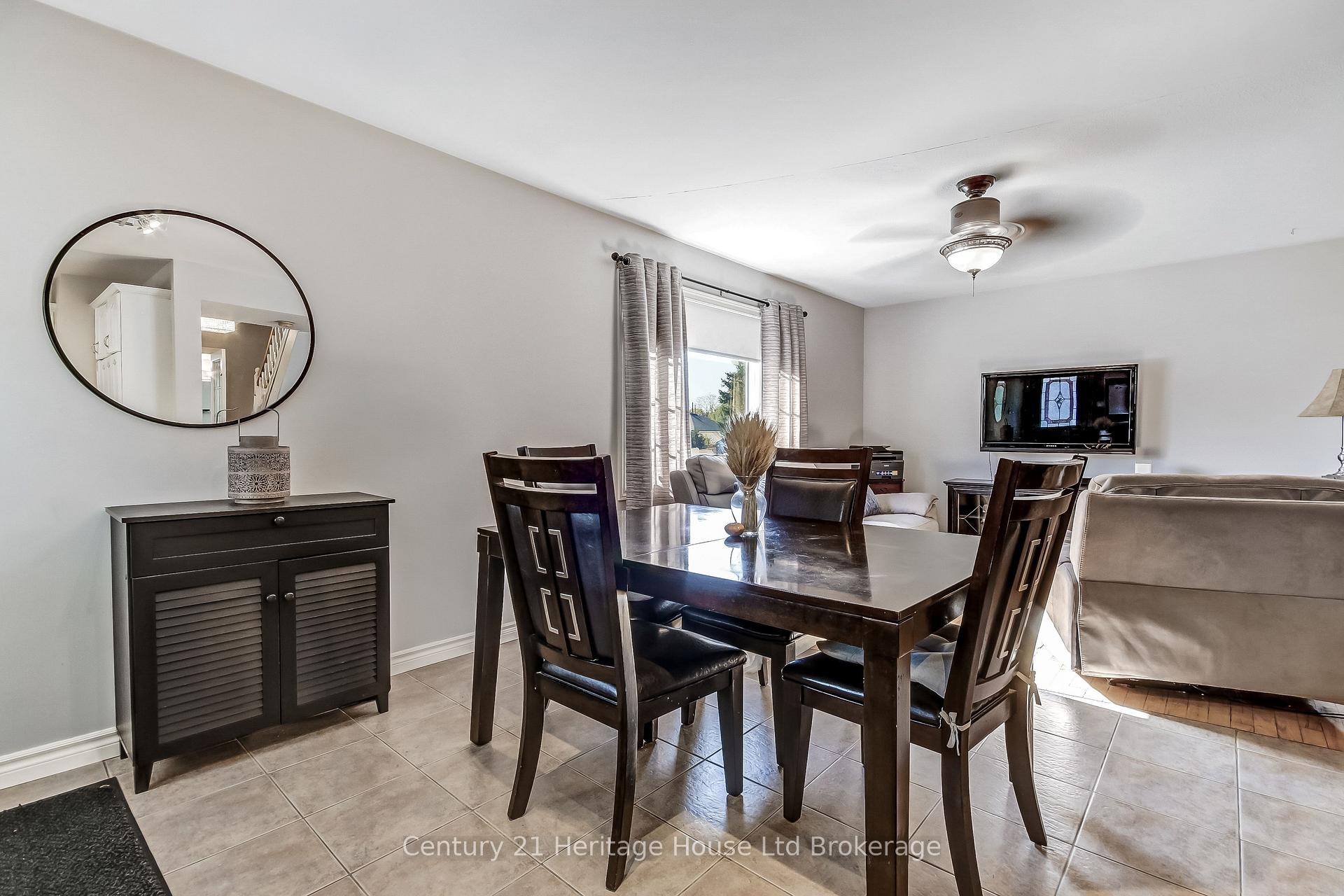 Photo 5 of 36 Alexander Drive, Brantford, Holmedale — HOMEH