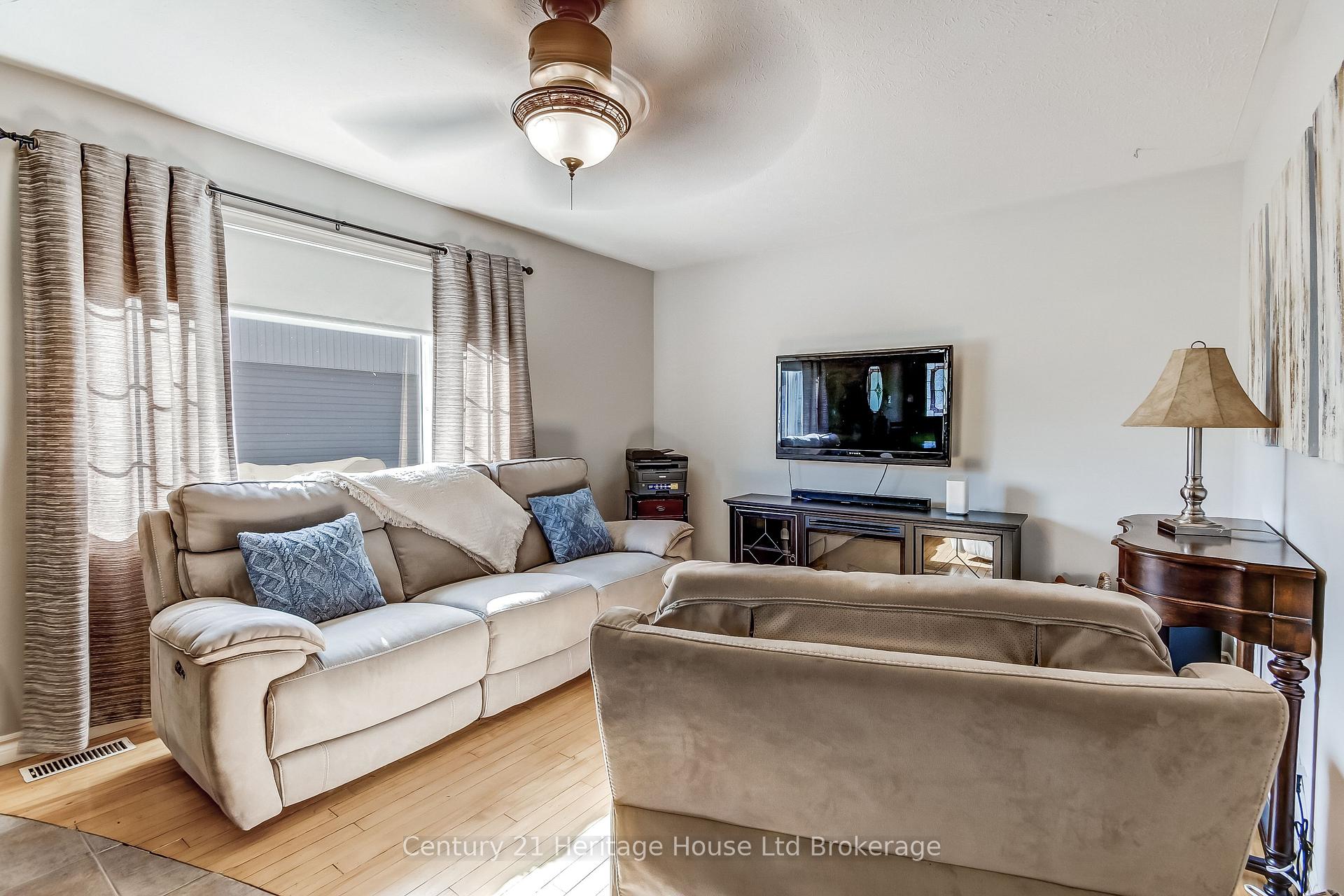 Photo 6 of 36 Alexander Drive, Brantford, Holmedale — HOMEH