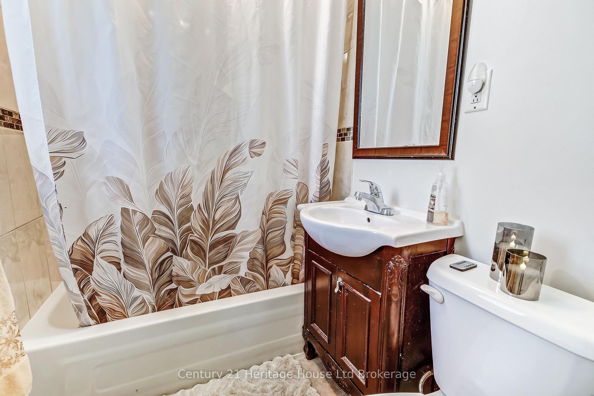 Photo 8 of 36 Alexander Drive, Brantford, Holmedale — HOMEH