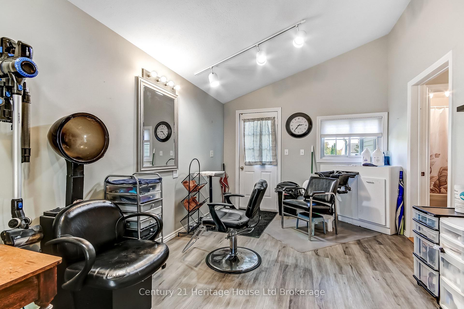 Photo 10 of 36 Alexander Drive, Brantford, Holmedale — HOMEH