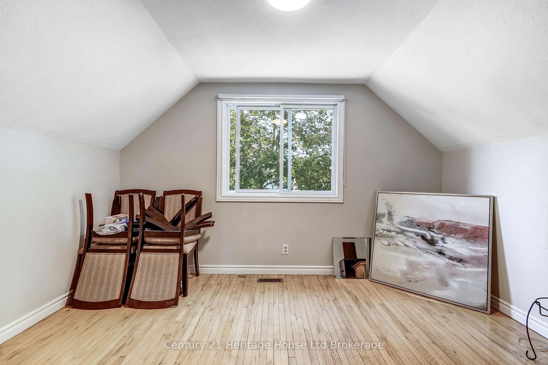 Photo 11 of 36 Alexander Drive, Brantford, Holmedale — HOMEH