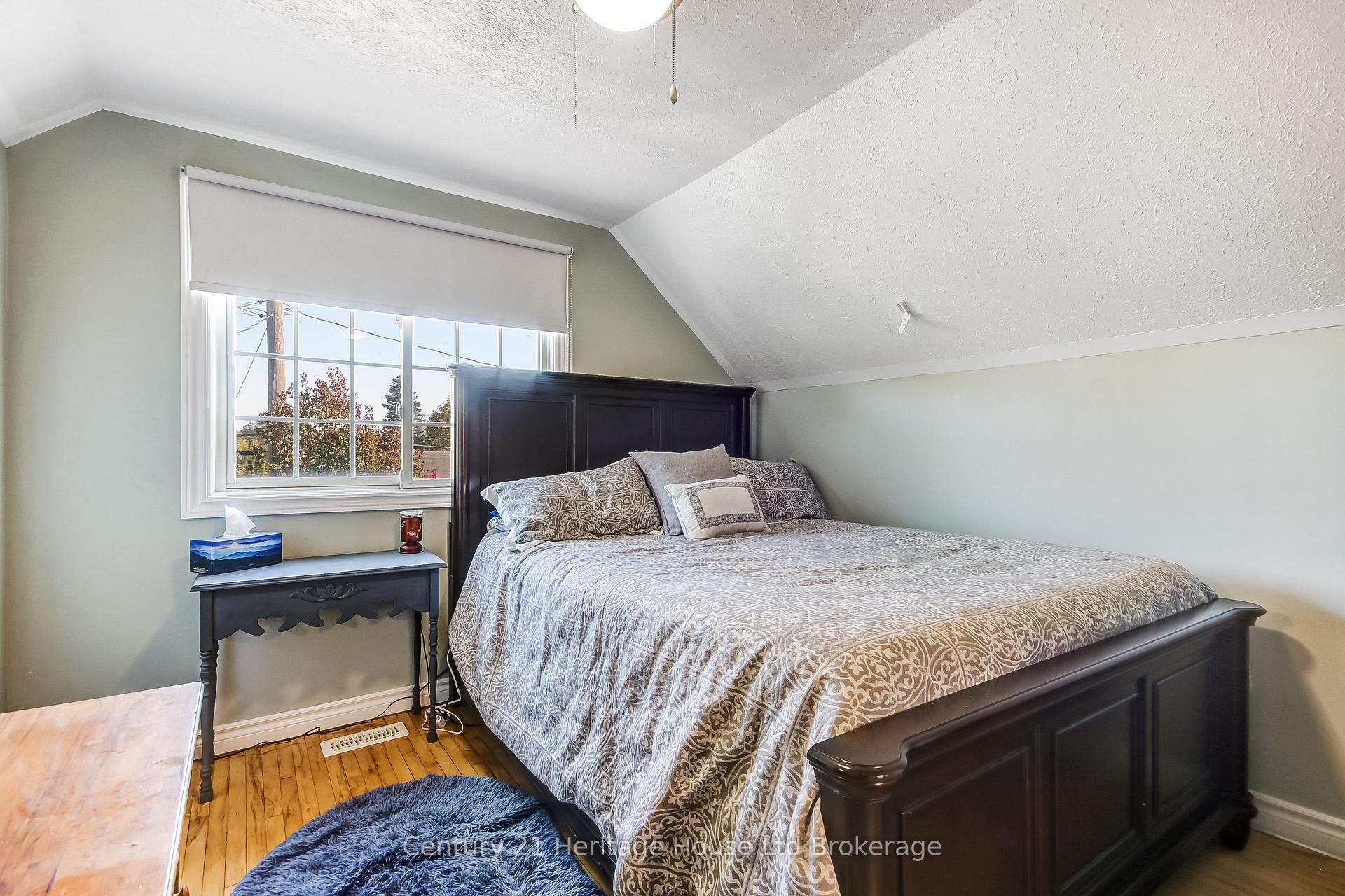 Photo 12 of 36 Alexander Drive, Brantford, Holmedale — HOMEH