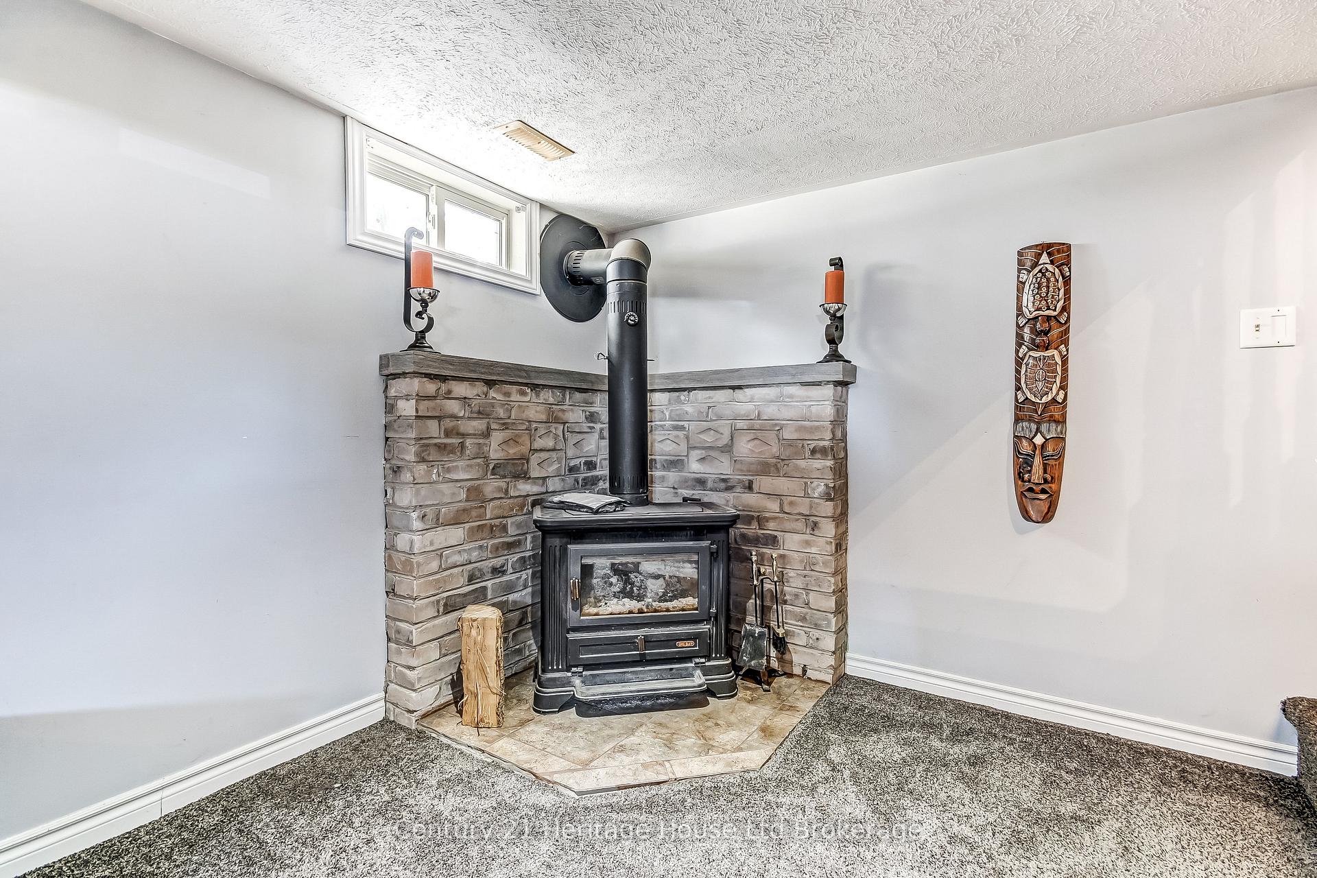 Photo 13 of 36 Alexander Drive, Brantford, Holmedale — HOMEH