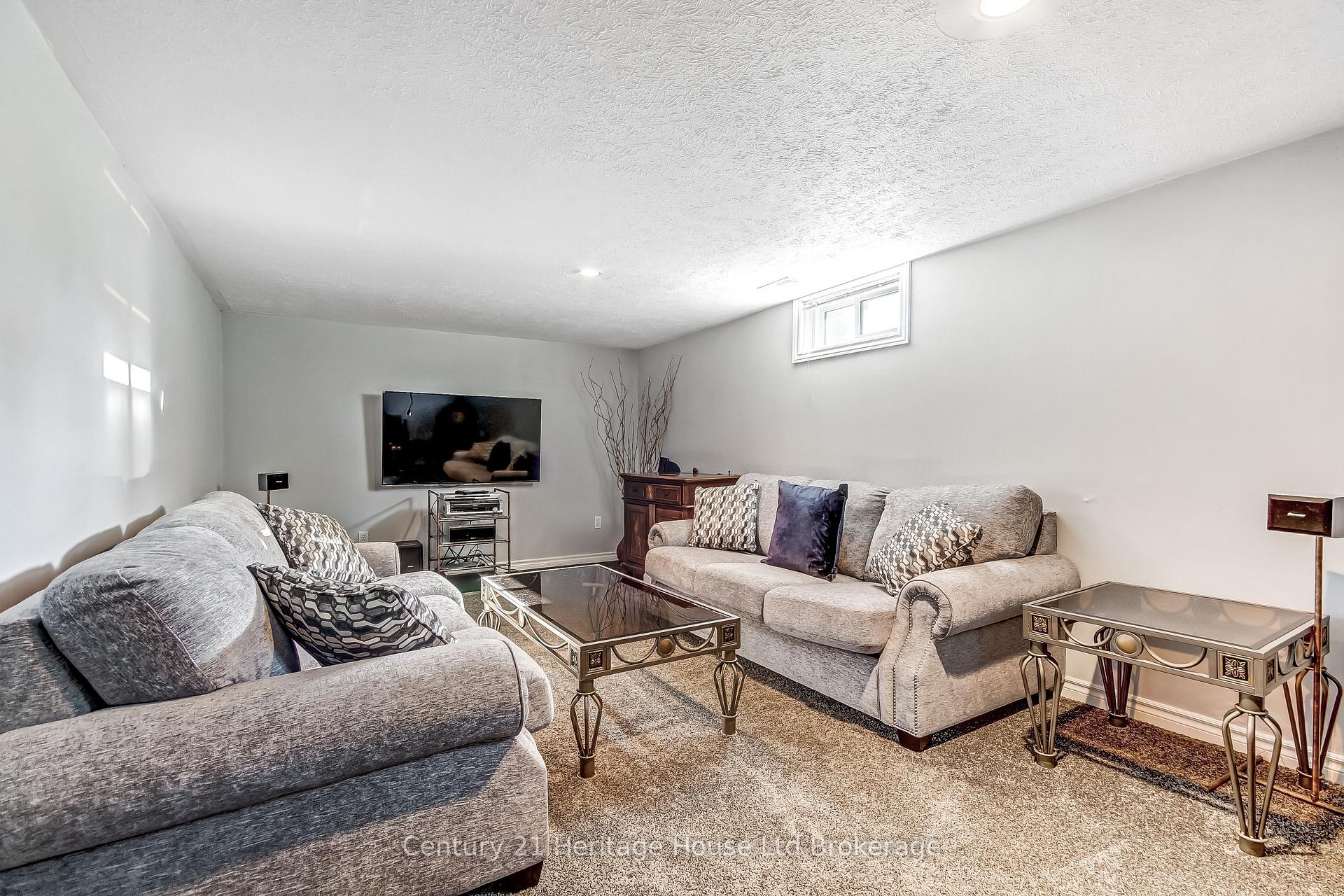 Photo 14 of 36 Alexander Drive, Brantford, Holmedale — HOMEH