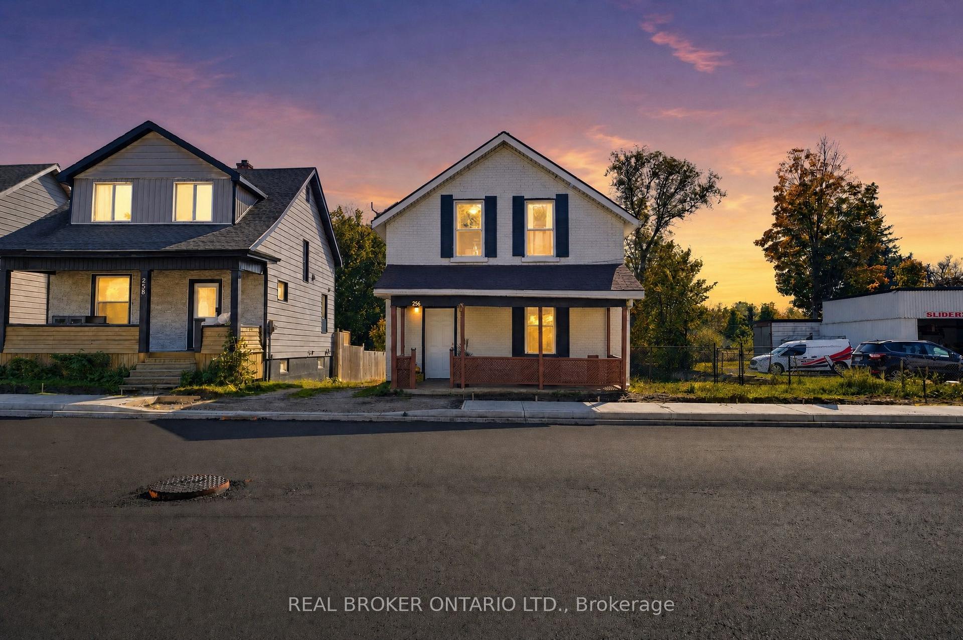 Photo of 256 Dundas Street