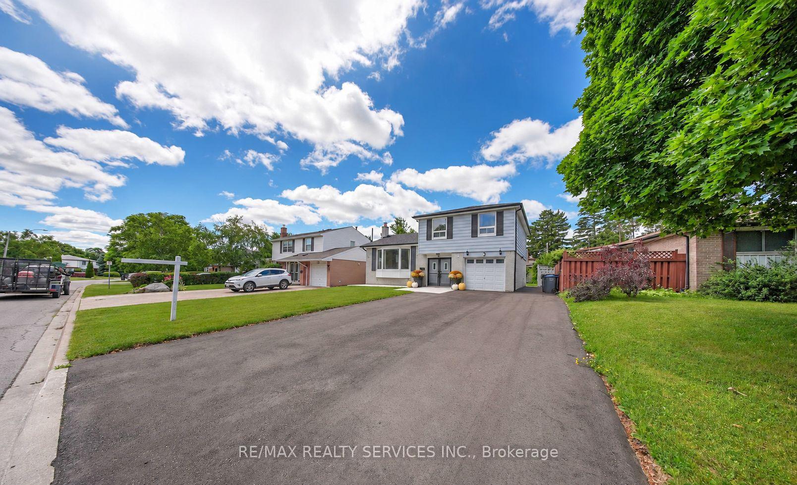 Photo 3 of 41 Brookland Drive, Brampton, Bram West — HOMEH
