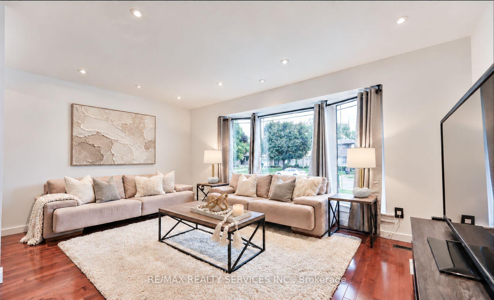 Photo 5 of 41 Brookland Drive, Brampton, Bram West — HOMEH