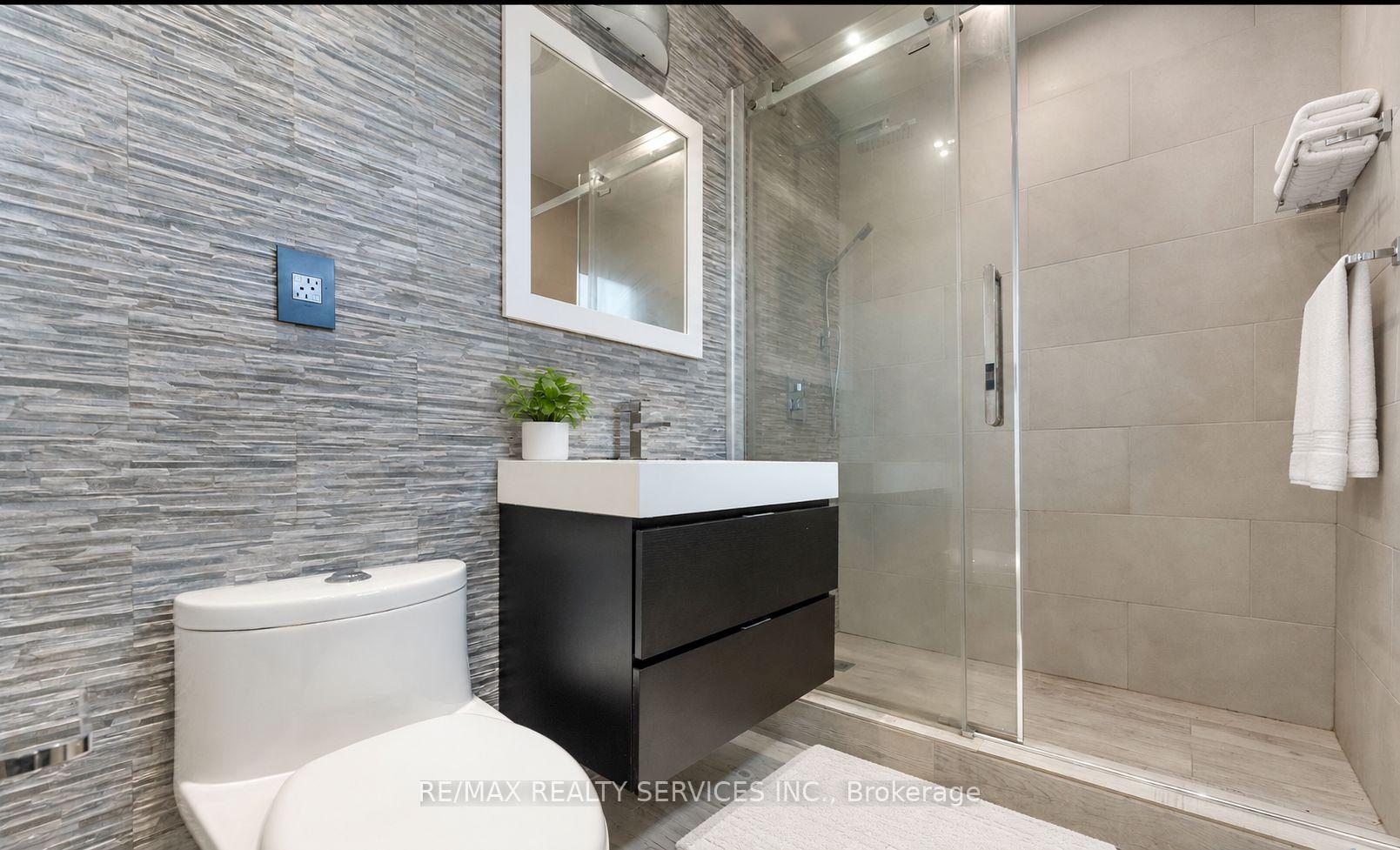 Photo 16 of 41 Brookland Drive, Brampton, Bram West — HOMEH