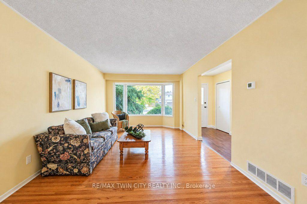 Photo 8 of 165 Mcgarry Drive, Kitchener, Forest Heights — HOMEH