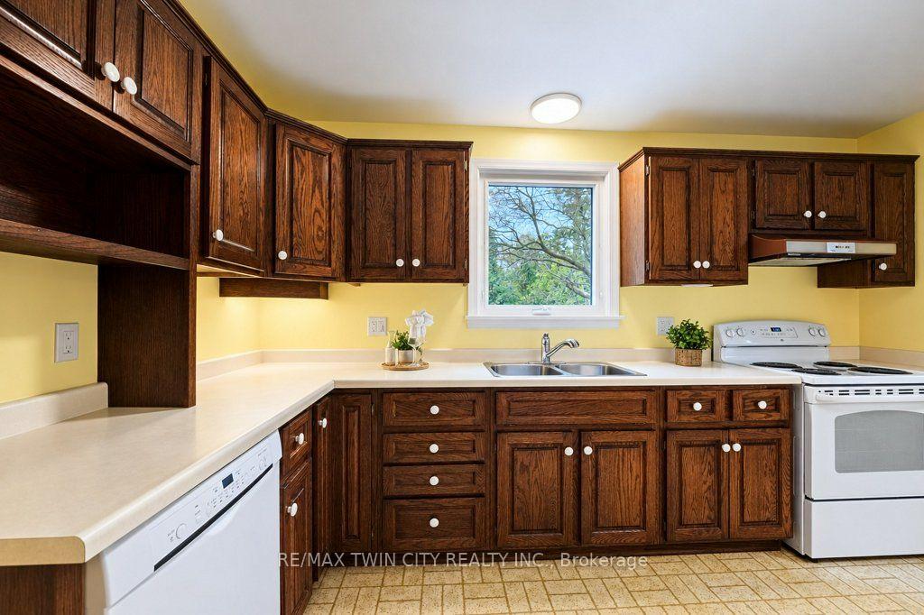 Photo 11 of 165 Mcgarry Drive, Kitchener, Forest Heights — HOMEH