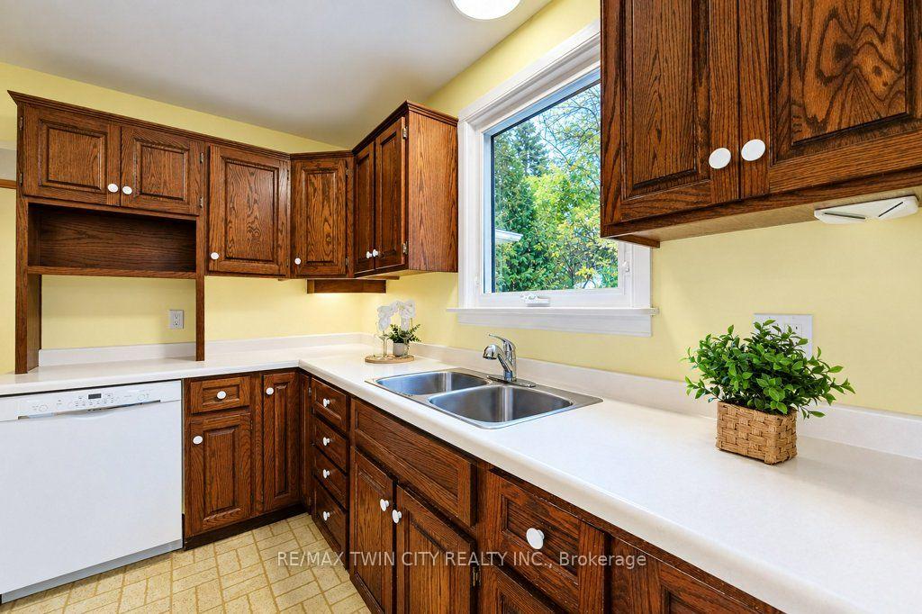 Photo 12 of 165 Mcgarry Drive, Kitchener, Forest Heights — HOMEH