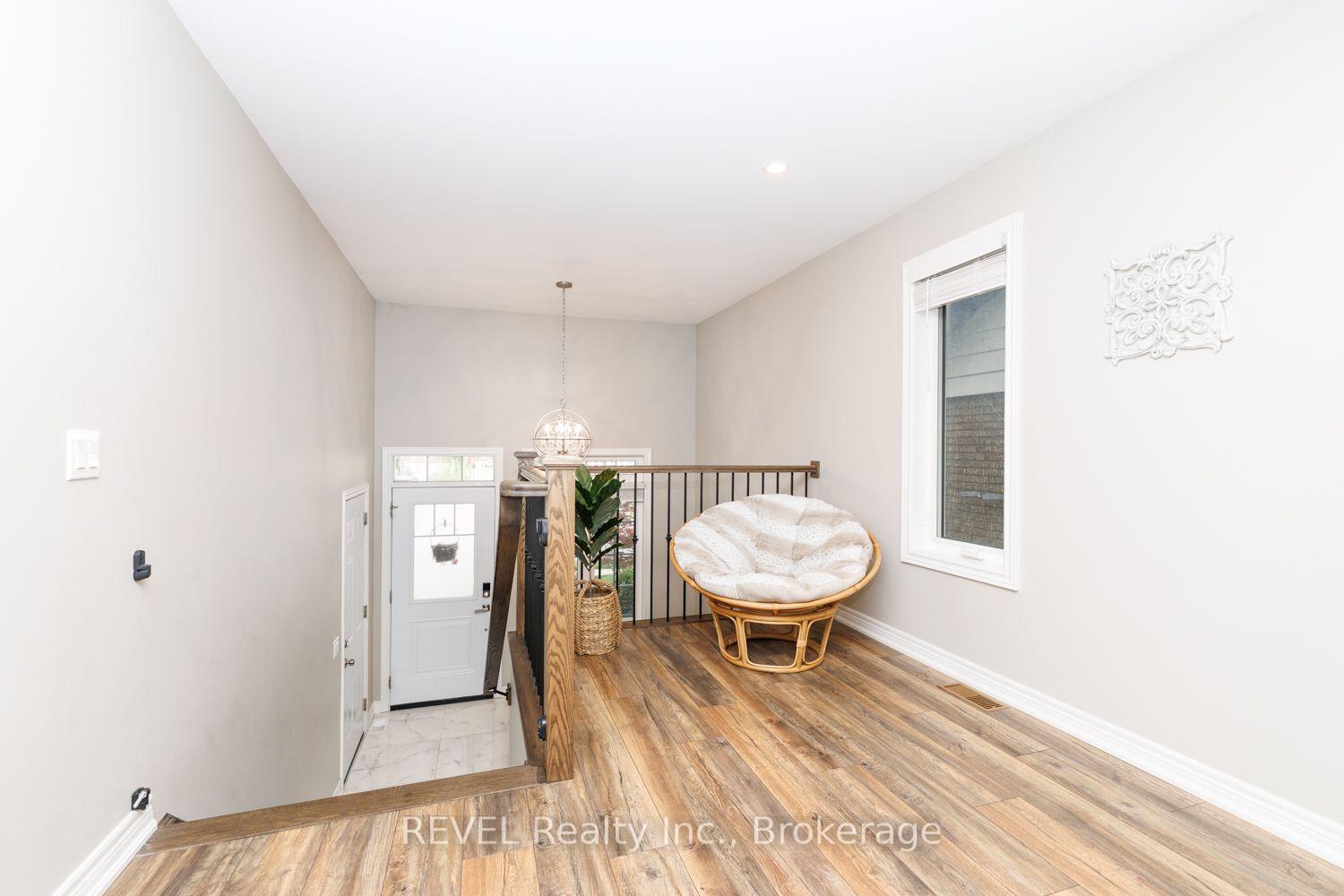 Photo 8 of 115 Oakland Avenue, Welland, Broadway — HOMEH
