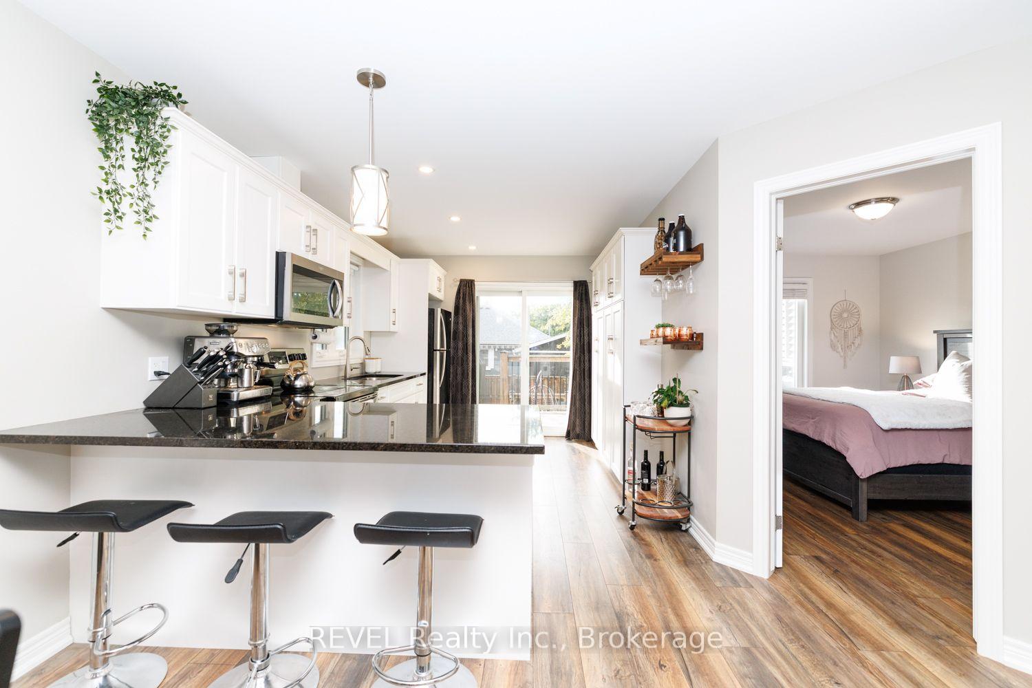 Photo 11 of 115 Oakland Avenue, Welland, Broadway — HOMEH
