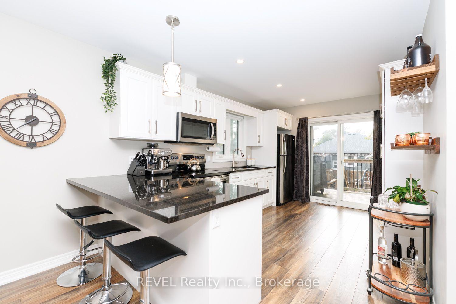 Photo 12 of 115 Oakland Avenue, Welland, Broadway — HOMEH