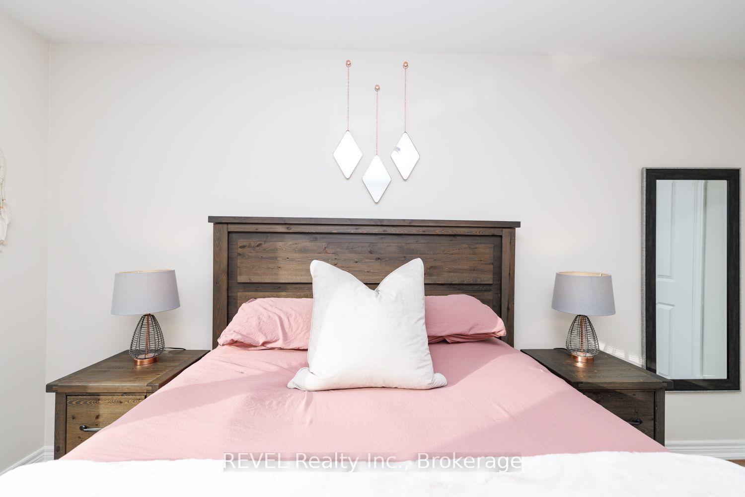 Photo 17 of 115 Oakland Avenue, Welland, Broadway — HOMEH