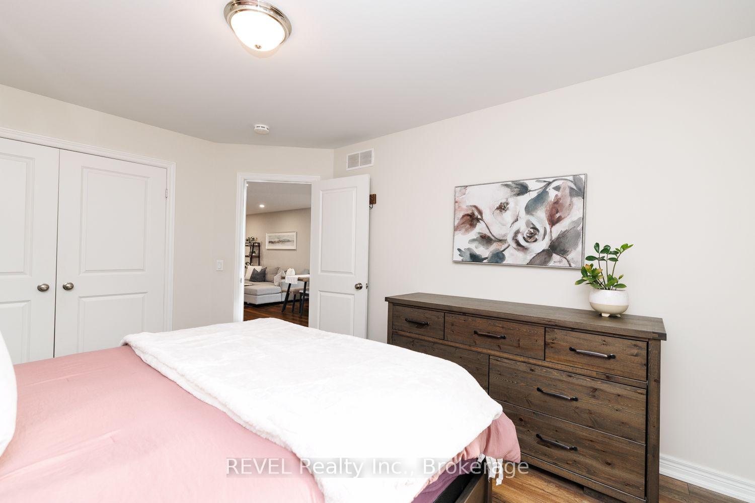 Photo 18 of 115 Oakland Avenue, Welland, Broadway — HOMEH