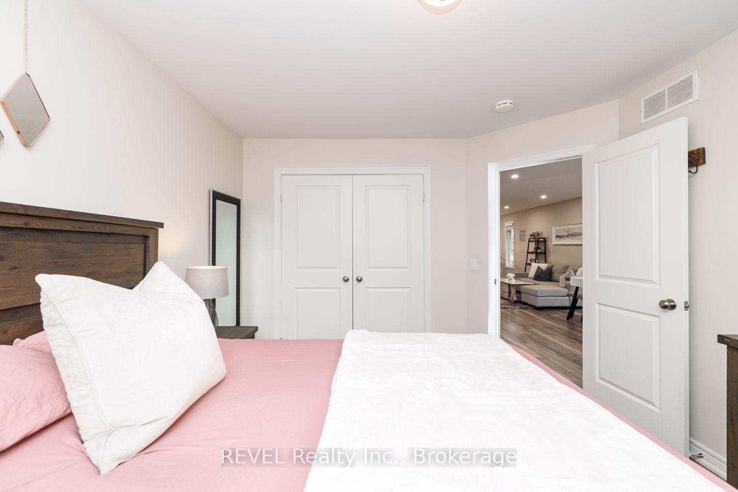 Photo 19 of 115 Oakland Avenue, Welland, Broadway — HOMEH