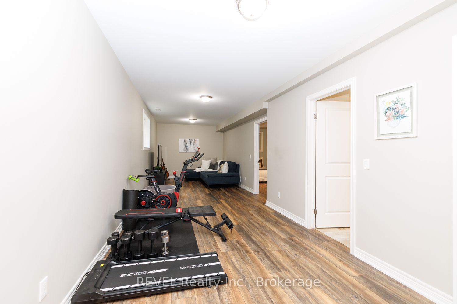 Photo 24 of 115 Oakland Avenue, Welland, Broadway — HOMEH