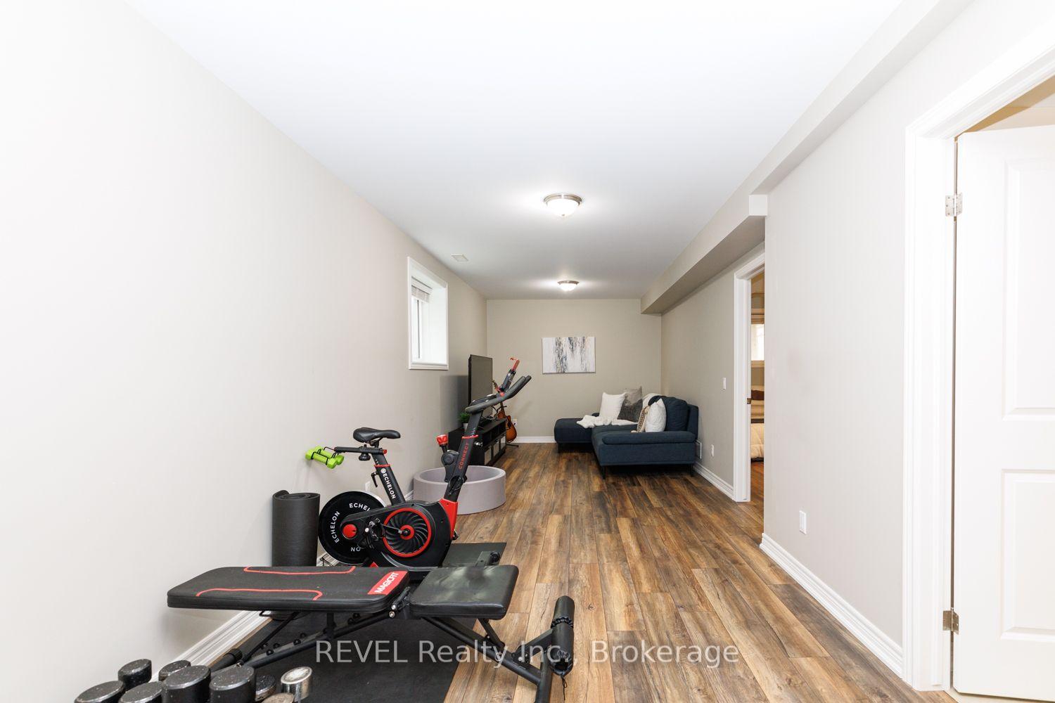 Photo 25 of 115 Oakland Avenue, Welland, Broadway — HOMEH