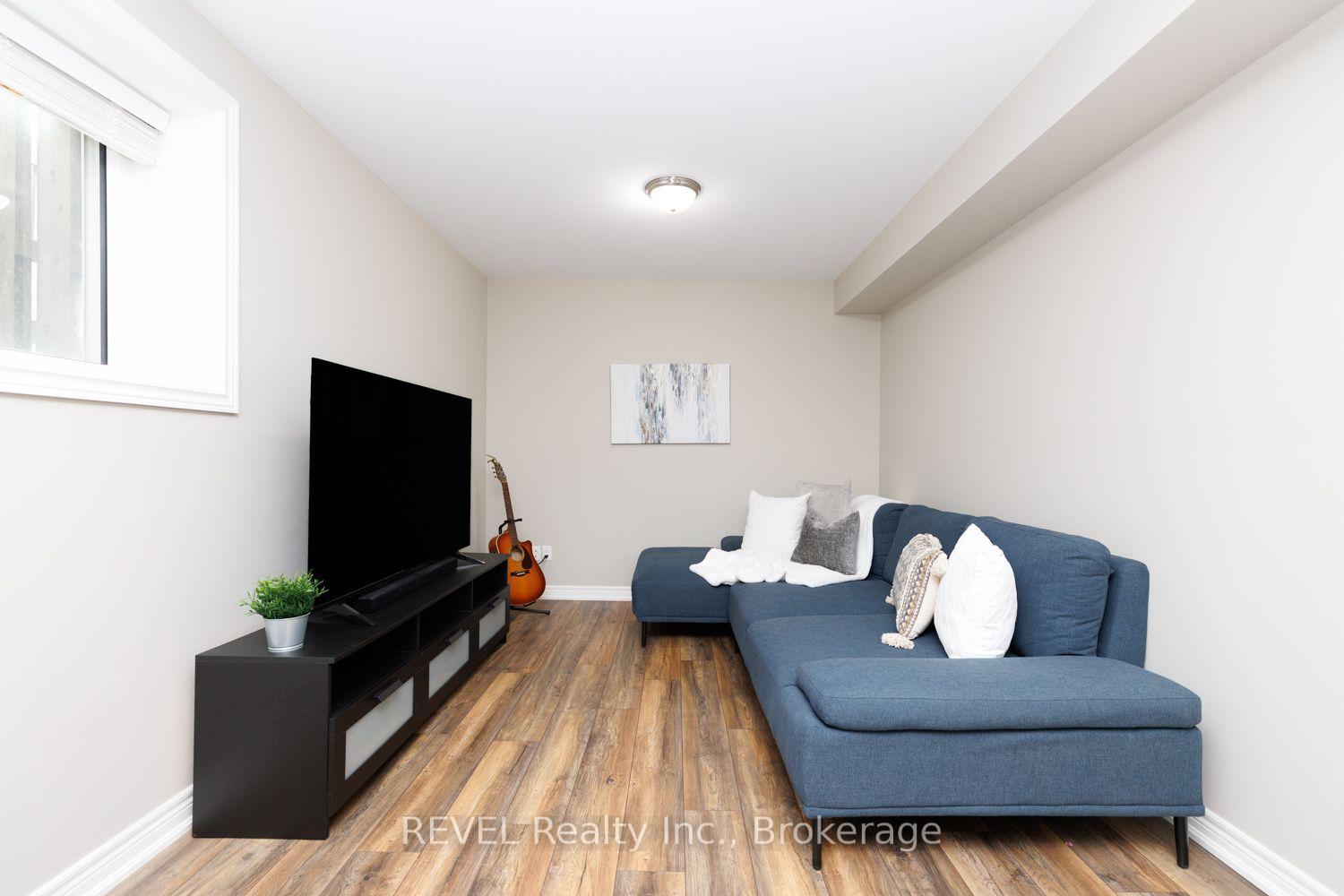 Photo 26 of 115 Oakland Avenue, Welland, Broadway — HOMEH
