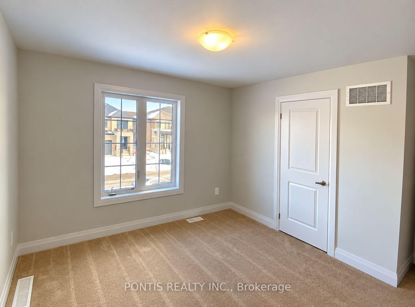 Photo 3 of 11 Corley Street, Kawartha Lakes, Lindsay — HOMEH