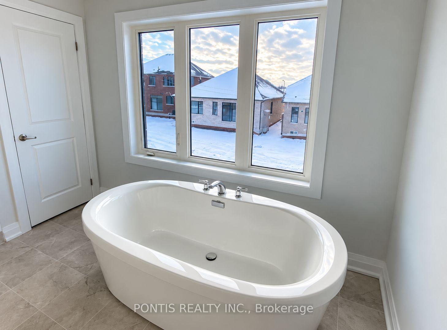 Photo 5 of 11 Corley Street, Kawartha Lakes, Lindsay — HOMEH