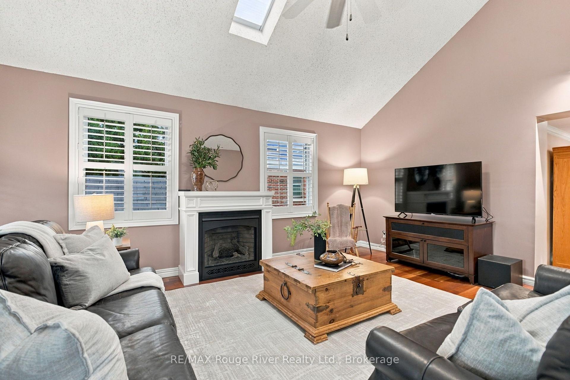 Photo 5 of 709 Athol Street, Whitby, Downtown Whitby — HOMEH