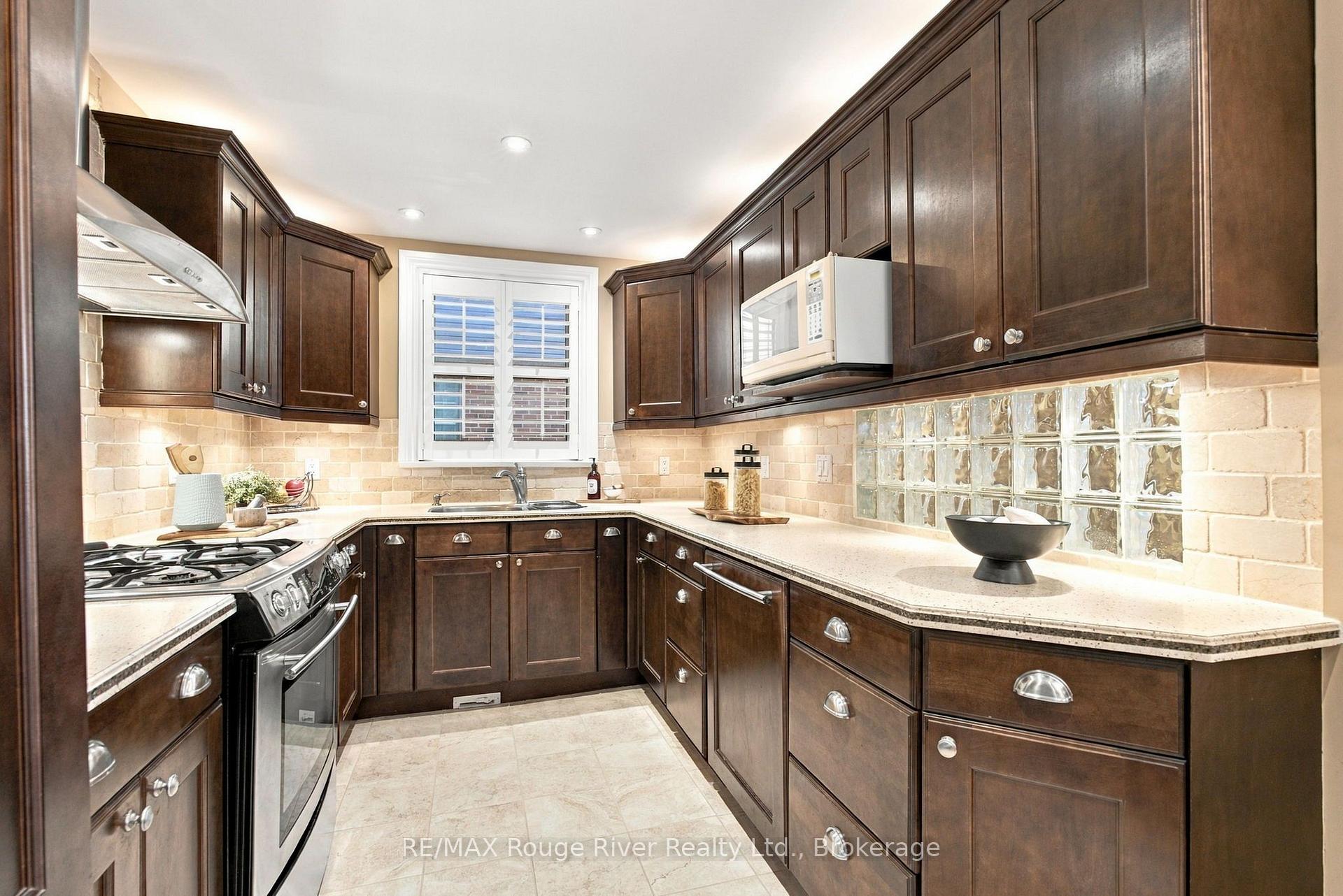 Photo 9 of 709 Athol Street, Whitby, Downtown Whitby — HOMEH