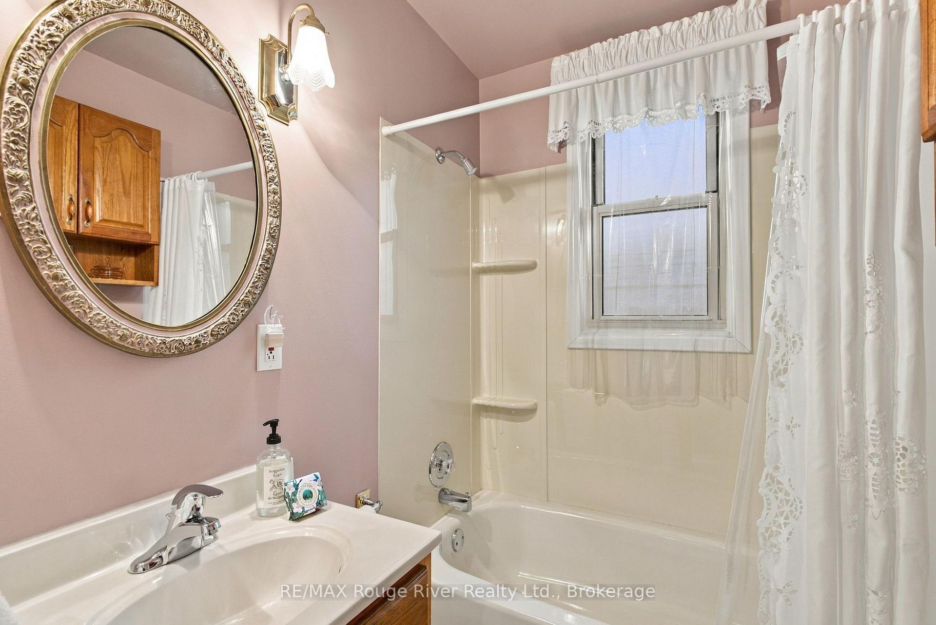 Photo 18 of 709 Athol Street, Whitby, Downtown Whitby — HOMEH