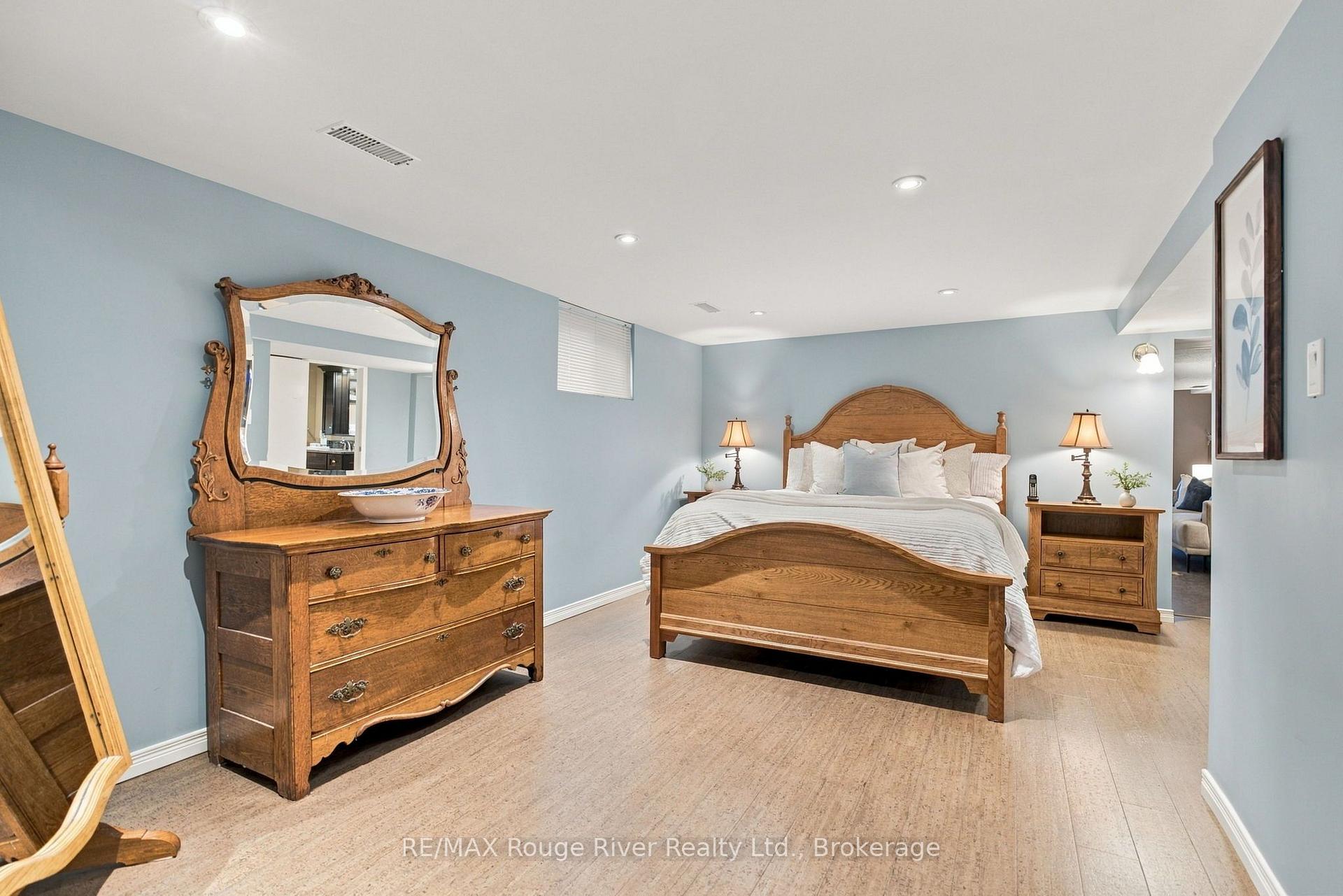 Photo 24 of 709 Athol Street, Whitby, Downtown Whitby — HOMEH
