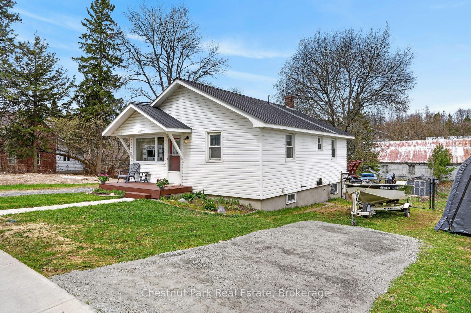 Photo 3 of 213 Yonge Street, Burk's Falls — HOMEH